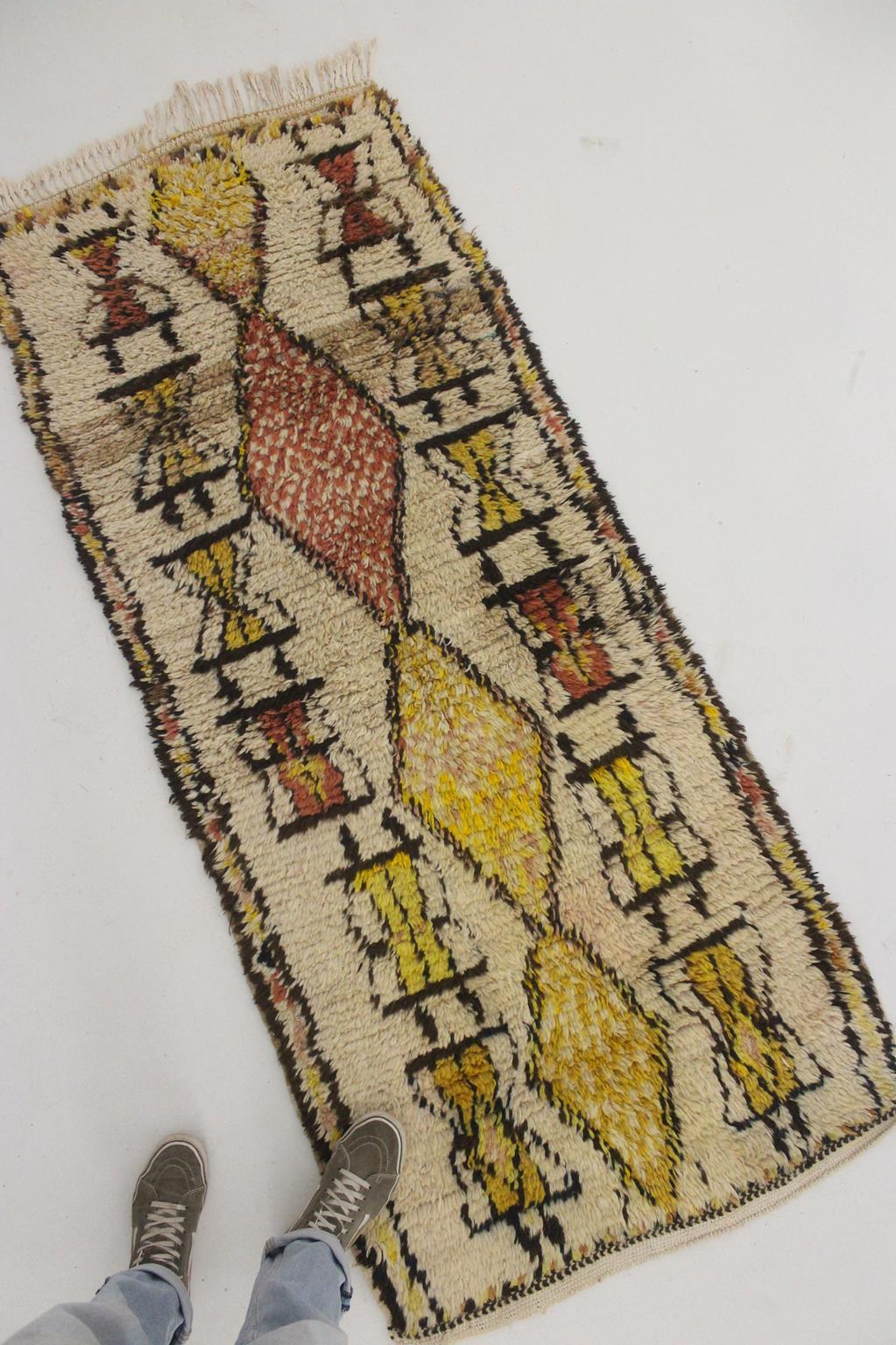 Vintage Moroccan Azilal rug - Beige, yellow, terracotta - 2.7x6.8feet / 84x207cm For Sale 4