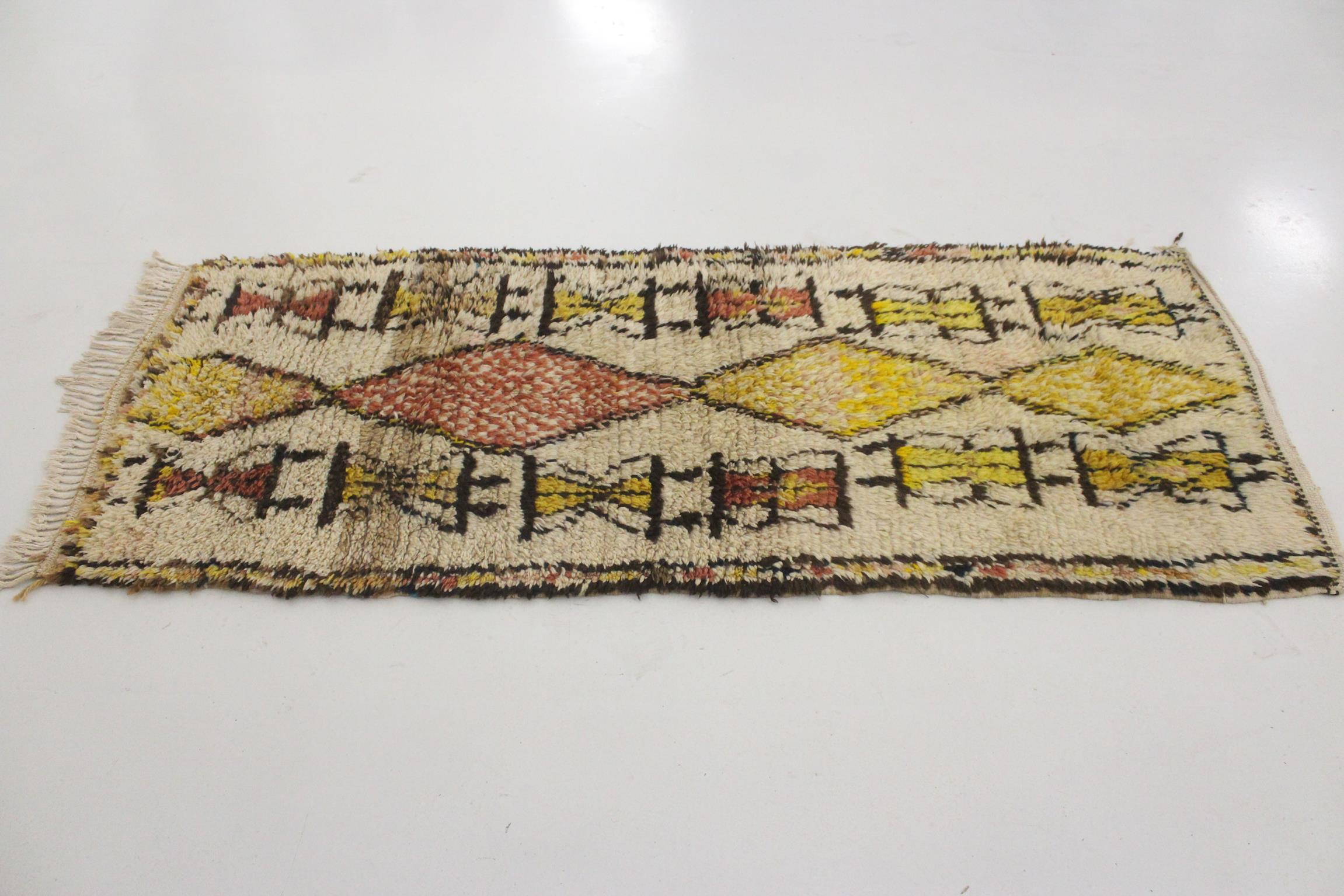 Bohemian Vintage Moroccan Azilal rug - Beige, yellow, terracotta - 2.7x6.8feet / 84x207cm For Sale