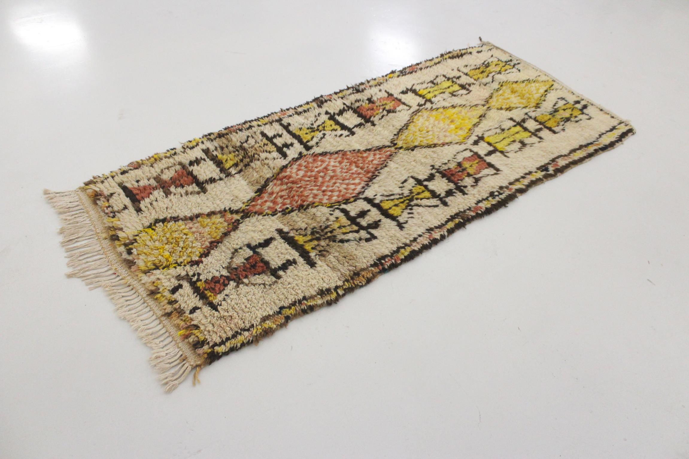 Hand-Woven Vintage Moroccan Azilal rug - Beige, yellow, terracotta - 2.7x6.8feet / 84x207cm For Sale