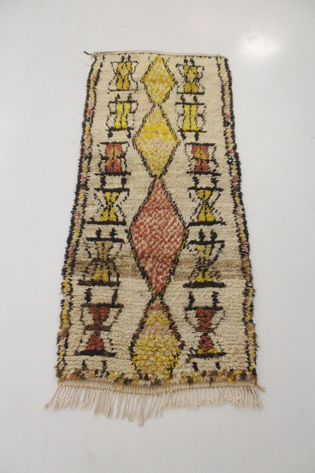 Vintage Moroccan Azilal rug - Beige, yellow, terracotta - 2.7x6.8feet / 84x207cm In Good Condition For Sale In Marrakech, MA