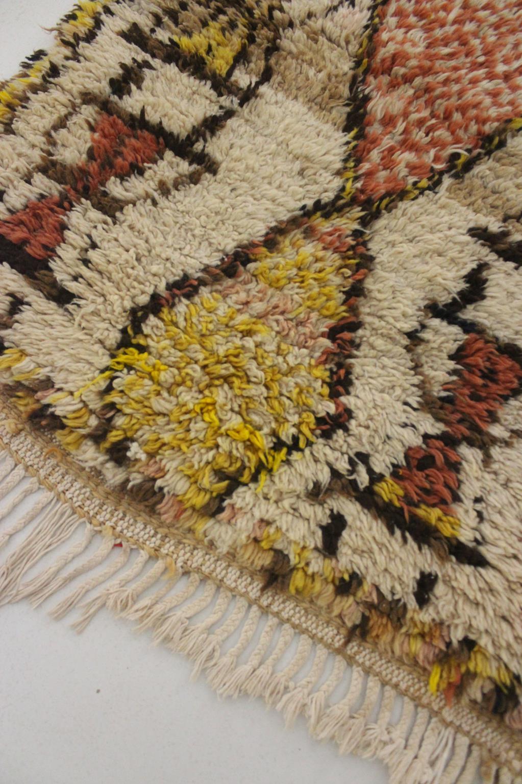 Vintage marokkanischen Azilal Teppich - Beige, gelb, Terrakotta - 2.7x6.8feet / 84x207cm im Zustand „Gut“ im Angebot in Marrakech, MA