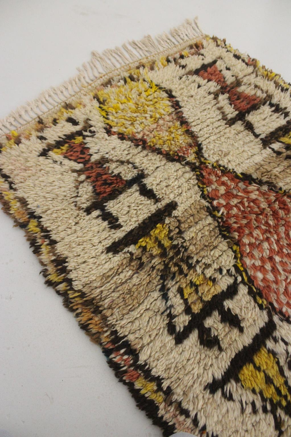 Vintage marokkanischen Azilal Teppich - Beige, gelb, Terrakotta - 2.7x6.8feet / 84x207cm (Wolle) im Angebot