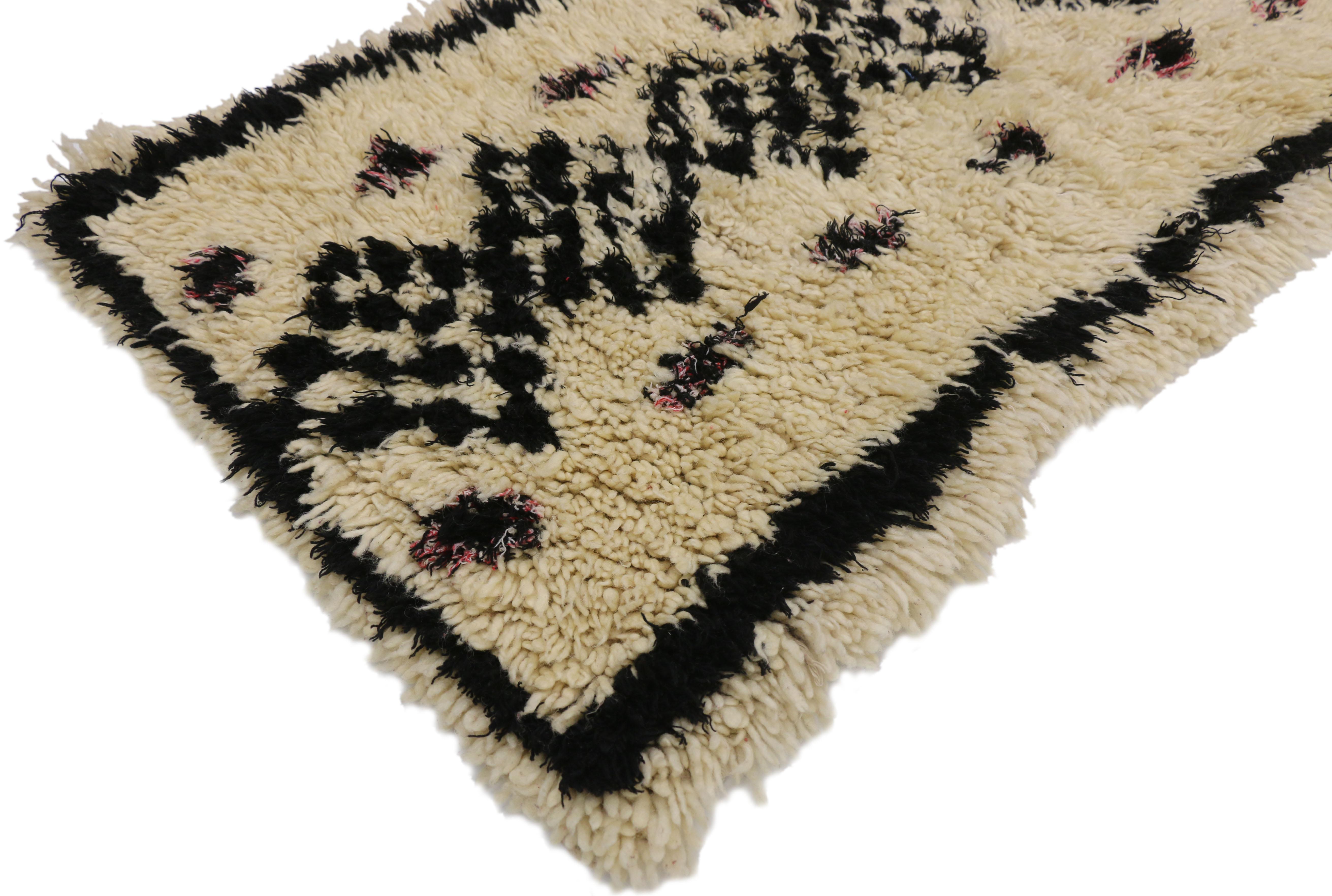 20850, vintage Moroccan Azilal rug, Berber Boucherouite rug. This vintage Moroccan Azilal rug features a column of stacked diamond lozenges filled with a checkerboard pattern, known as partridge eyes representing beauty. The diamonds are dotted by