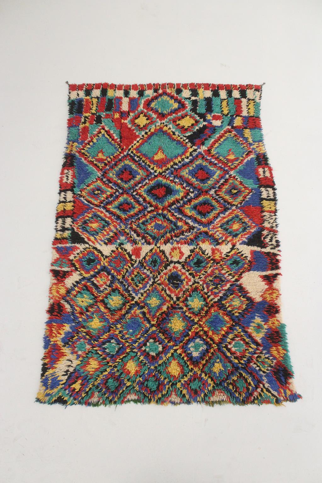 Honnêtement, celui-ci a été un oui immédiat ! J'ai toujours aimé les tapis artistiques vintage d'Azilal aux motifs berbères traditionnels : ici, un motif en losange très chargé, multiplié et irrégulier, avec quelques rectangles sur une extrémité.