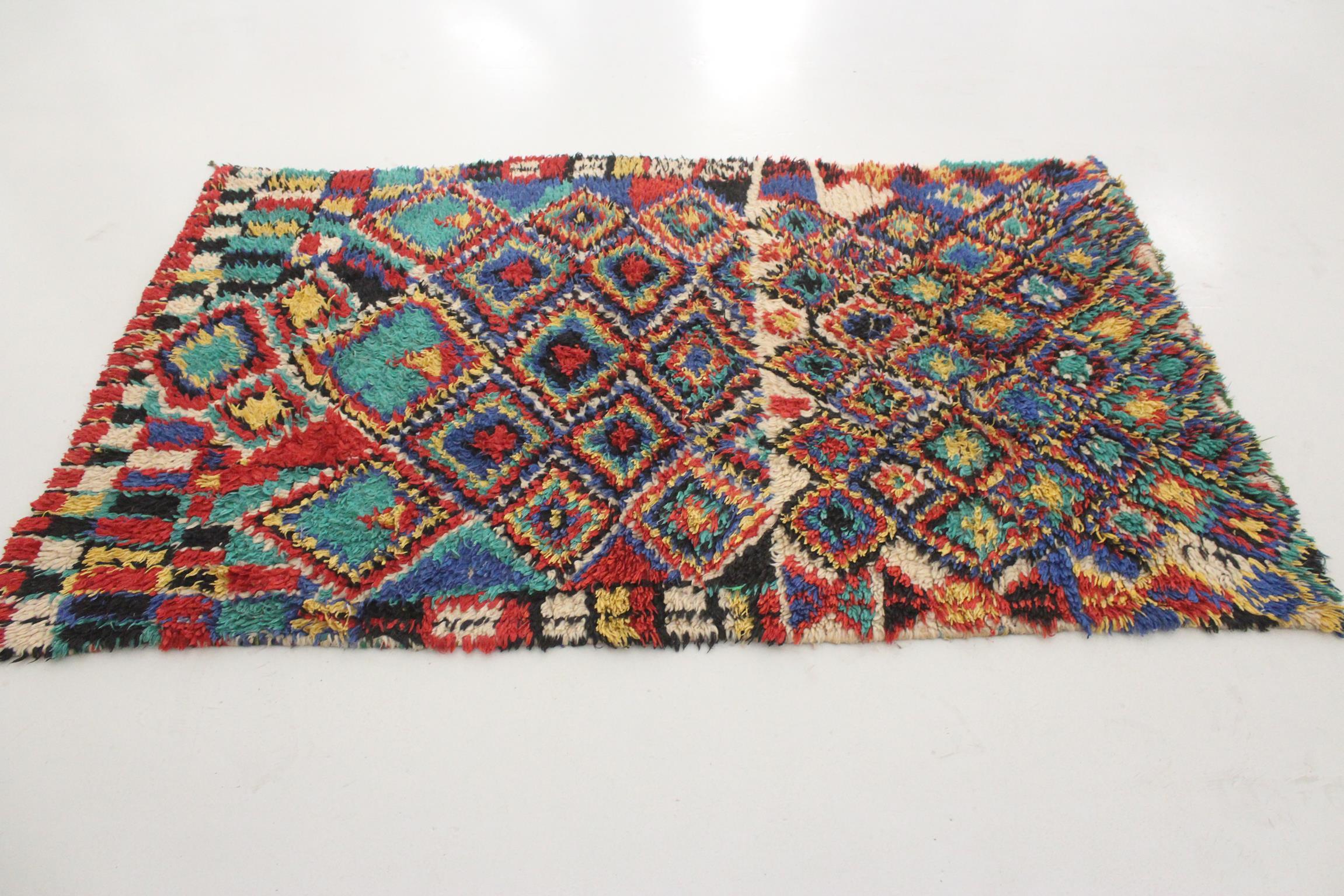 Tribal Tapis Azilal marocain vintage bleu/rouge/vert - 4,1 x6,5 pieds / 125 x 200 cm en vente