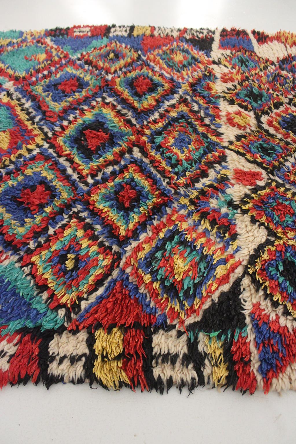 Vintage Moroccan Azilal rug - Blue/red/green - 4.1x6.5feet / 125x200cm For Sale 1