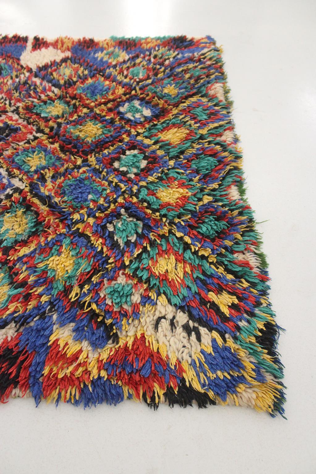 Vintage Moroccan Azilal rug - Blue/red/green - 4.1x6.5feet / 125x200cm For Sale 2