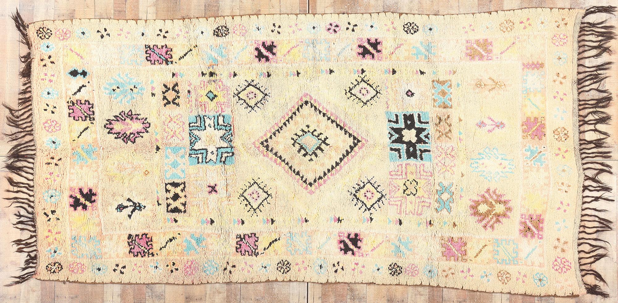 Marokkanischer Azilal-Teppich im Vintage-Stil, Boho Chic Meets Tribal Enchantment im Angebot 3