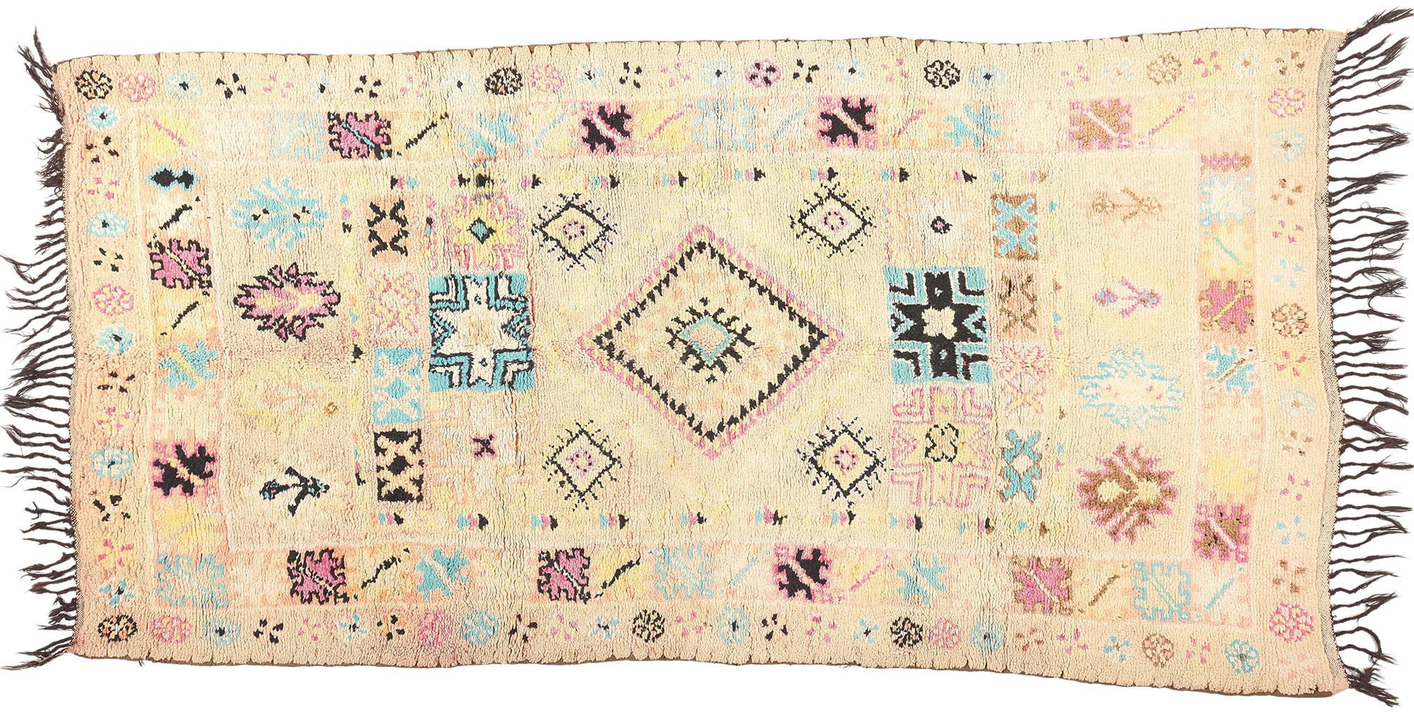 Marokkanischer Azilal-Teppich im Vintage-Stil, Boho Chic Meets Tribal Enchantment im Angebot 4