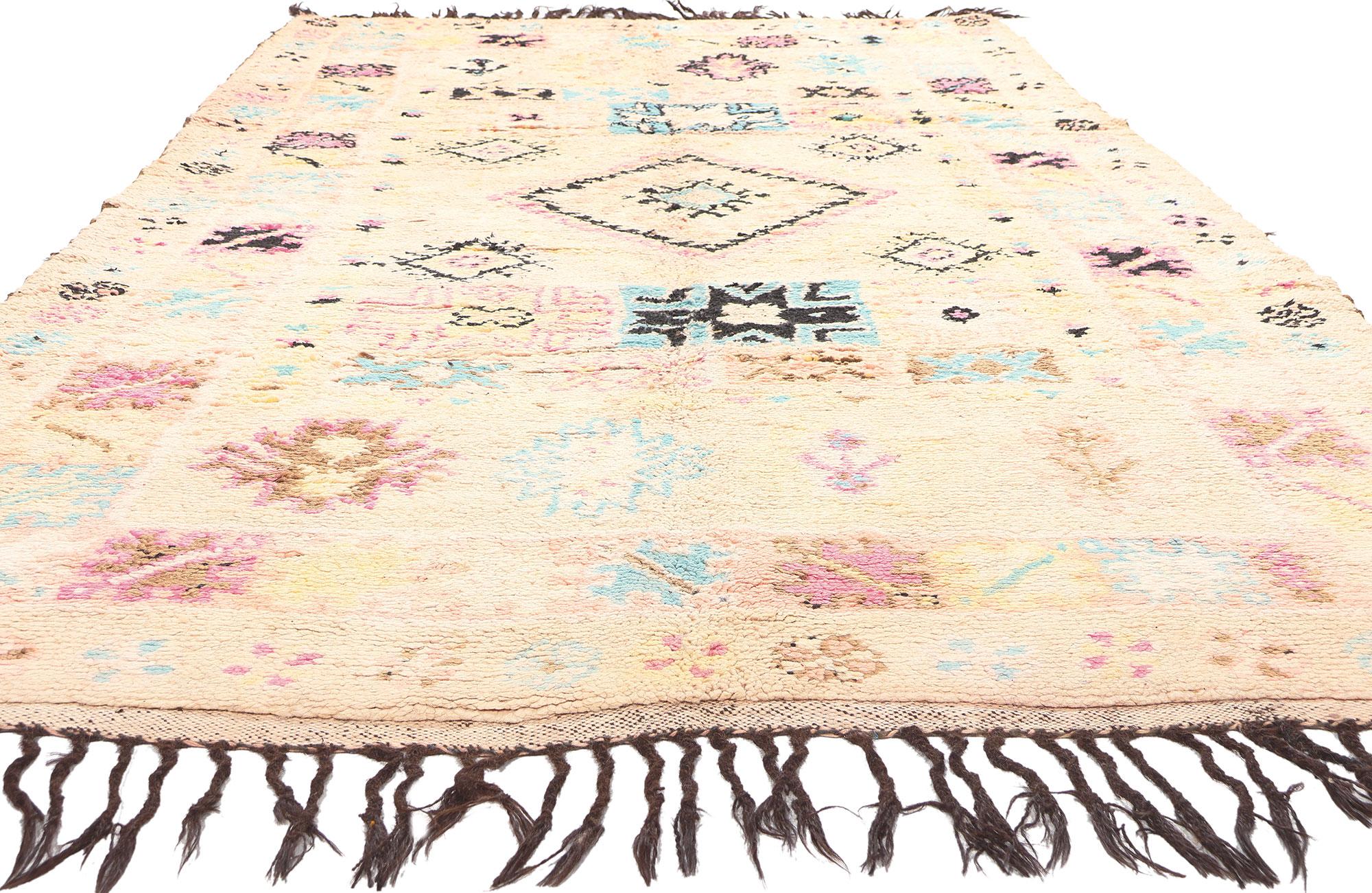 Marokkanischer Azilal-Teppich im Vintage-Stil, Boho Chic Meets Tribal Enchantment (Handgeknüpft) im Angebot