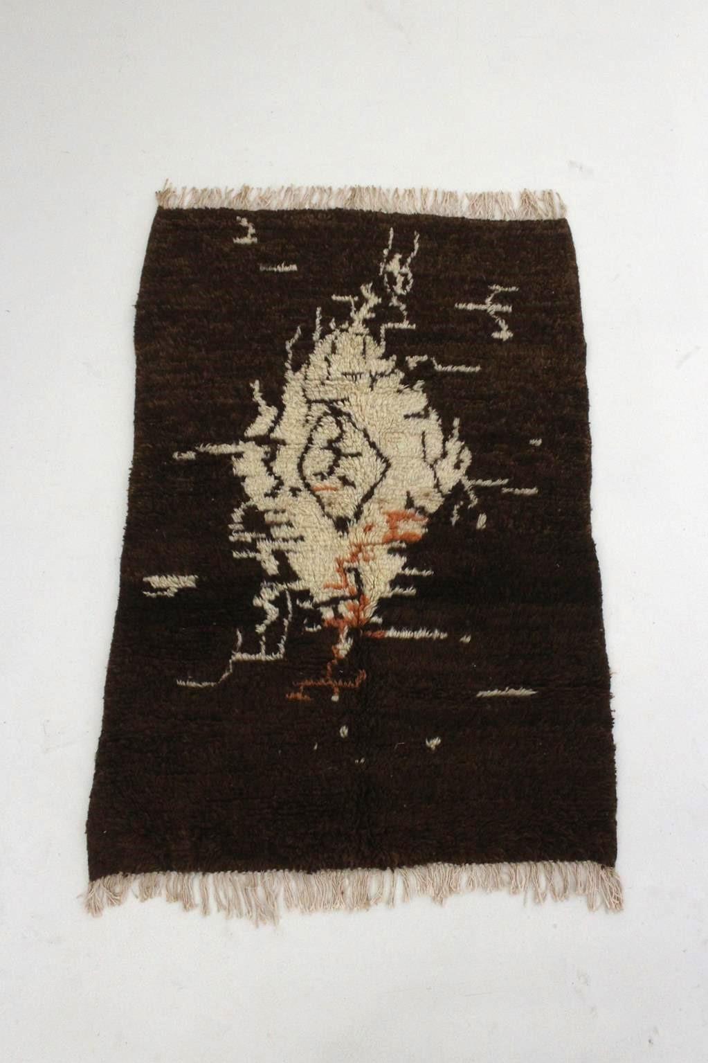 I selected this lovely rug from piles of carpets as I fell in love with its crazy design! Real vintage berber rugs often come with the classical diamond pattern which is a symbol for feminity, but I think the work on this one is quite unusual,