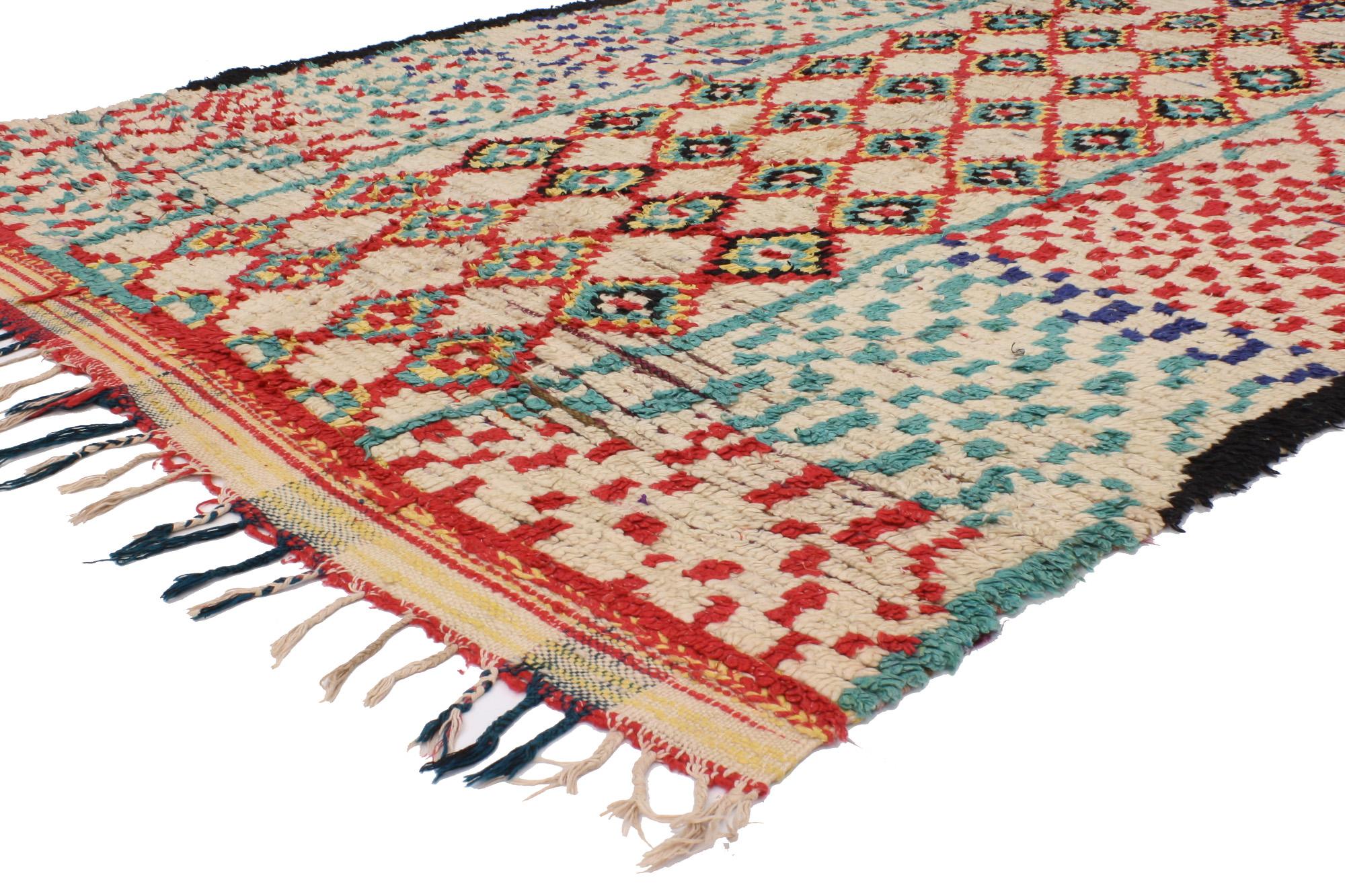20400 Vintage Marokkanischer Azilal-Teppich, 04'04 x 08'06. Treten Sie ein in das zauberhafte Reich der Azilal-Teppiche, wo jeder Faden eine Geschichte erzählt, die von geschickten Kunsthandwerkern inmitten der dynamischen Landschaften