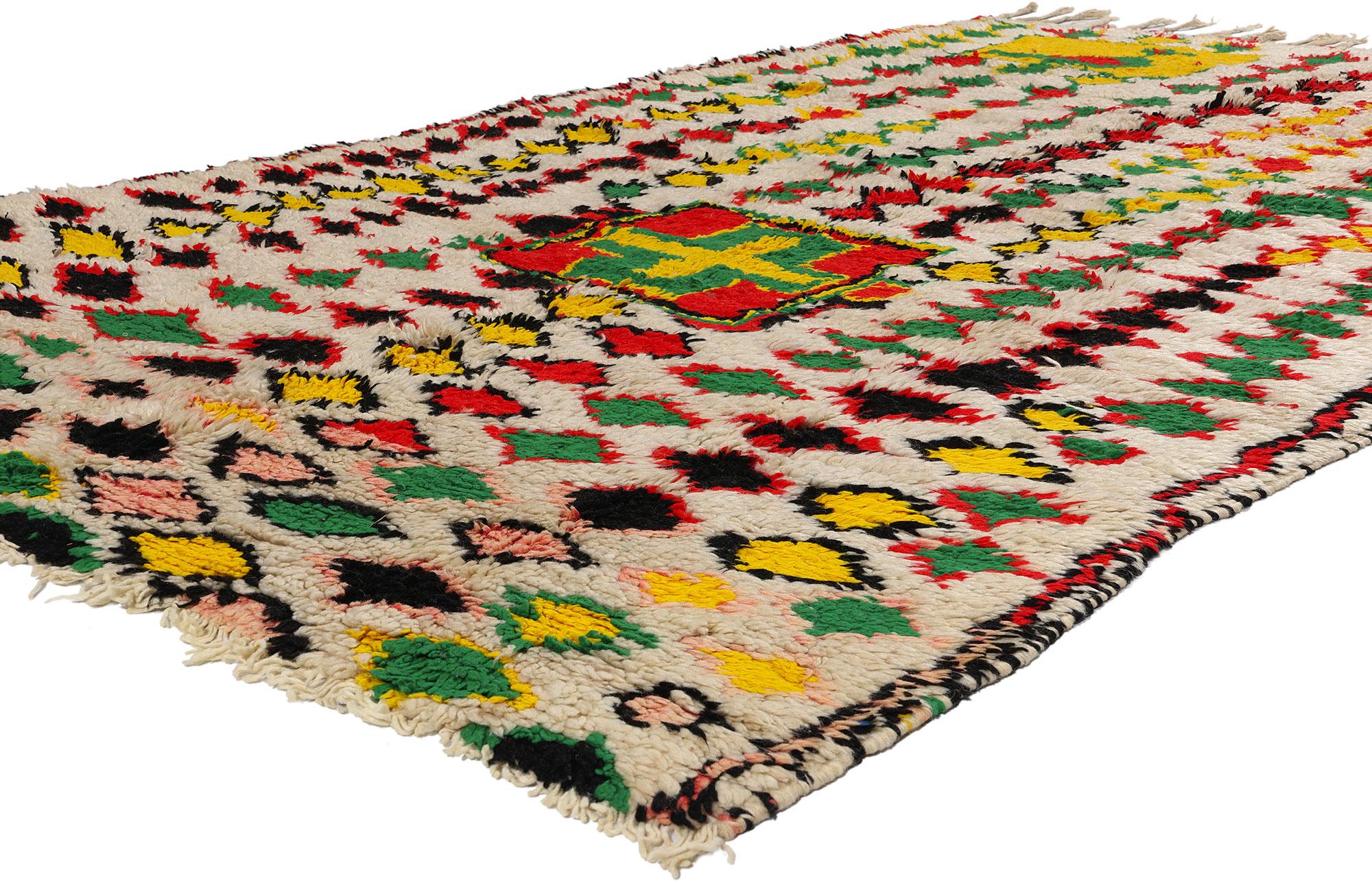21785 Bunter marokkanischer Vintage-Azilal-Teppich, 05'04 x 08'07. Entdecken Sie das geschichtsträchtige Erbe der Azilal-Teppiche, das im pulsierenden Zentrum der Provinzhauptstadt in Zentralmarokko, inmitten des majestätischen Hohen Atlasgebirges,