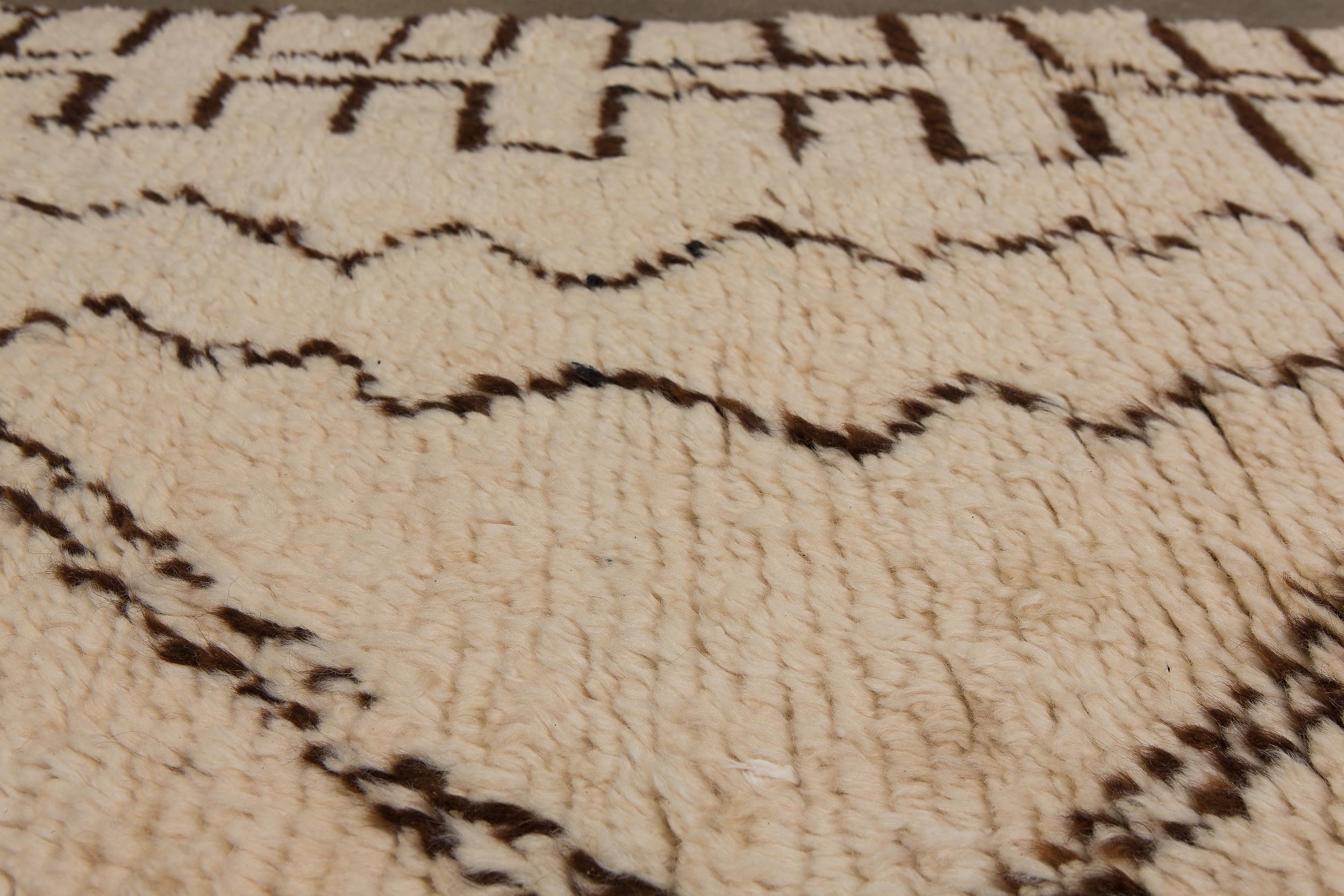 20th Century Vintage Moroccan Azilal Rug - Neutral, Cream, Brown For Sale