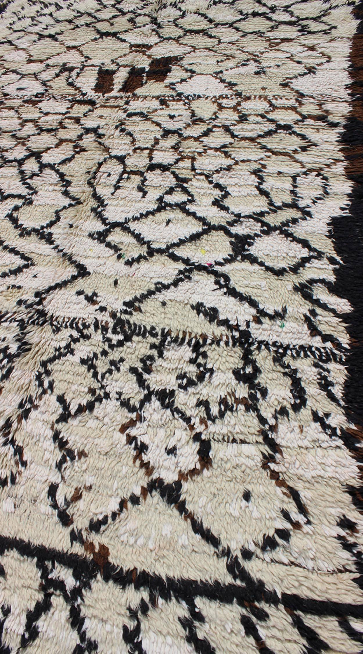 Laine Tapis Azilal marocain vintage blanc/crème et noir pour les intérieurs modernes en vente