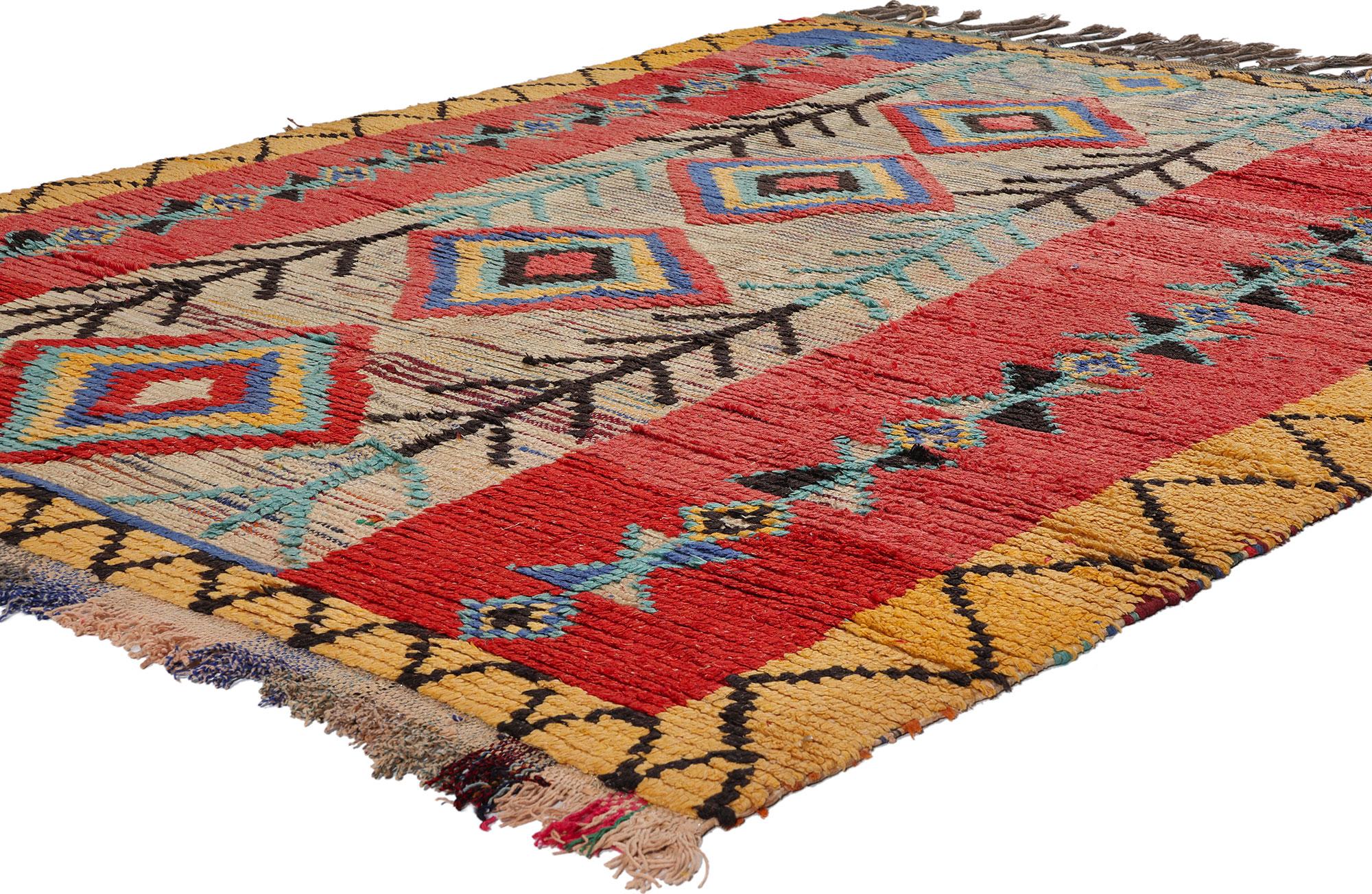 21803 Bunter marokkanischer Vintage-Azilal-Teppich, 05'02 x 07'00. Entdecken Sie das reiche Erbe der Azilal-Teppiche, die aus dem lebendigen Herzen der Provinzhauptstadt in Zentralmarokko stammen, die sich inmitten des Hohen Atlasgebirges befindet.