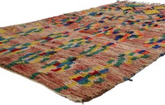 Tapis berbère marocain azilal coloré des années 1970 avec Modernity