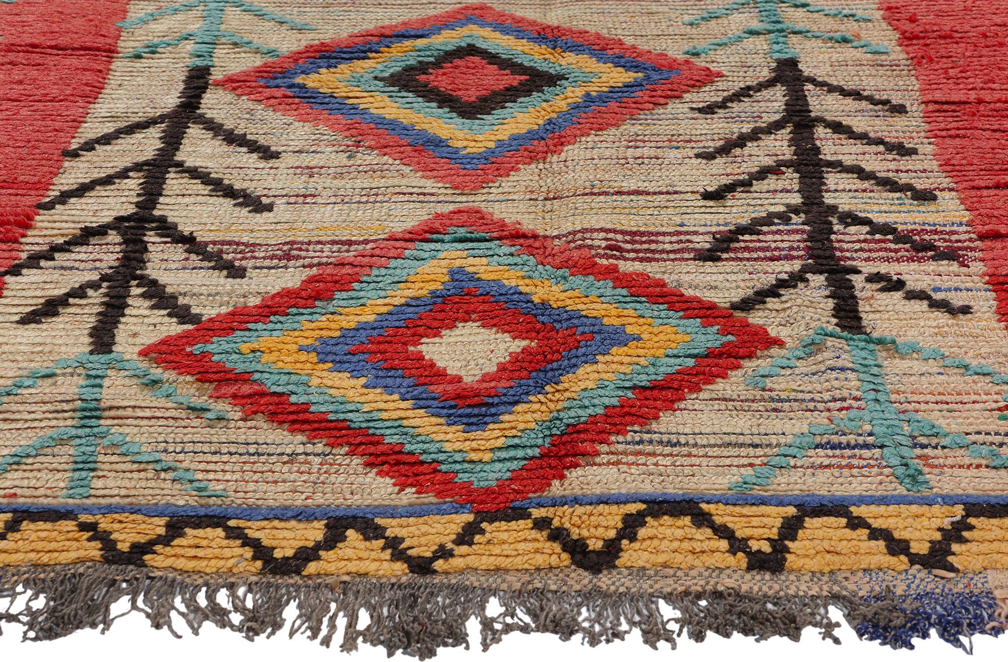Marokkanischer Azilal-Teppich im Vintage-Stil, Global Boho Chic Meets Stammeskunst-Enchantment (Handgeknüpft) im Angebot