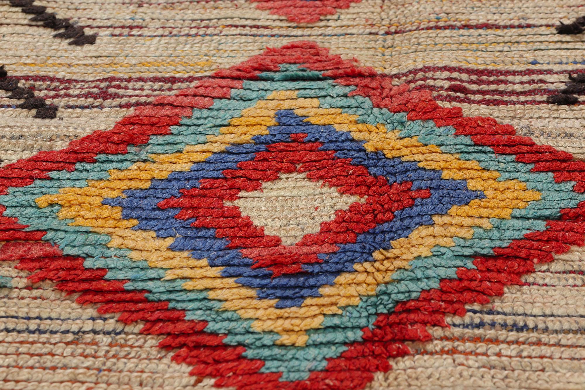Marokkanischer Azilal-Teppich im Vintage-Stil, Global Boho Chic Meets Stammeskunst-Enchantment im Zustand „Gut“ im Angebot in Dallas, TX