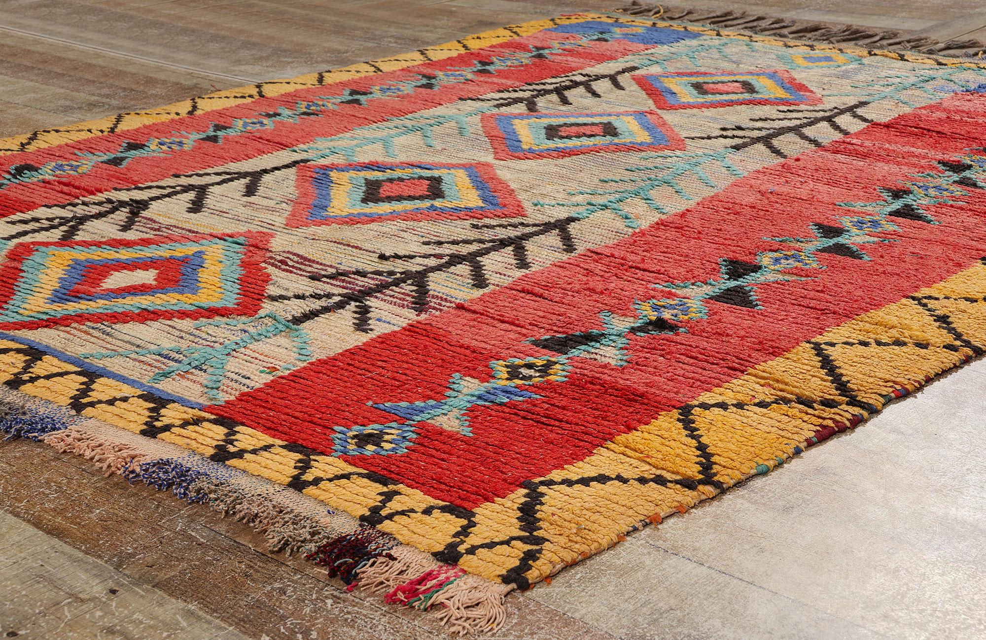 Marokkanischer Azilal-Teppich im Vintage-Stil, Global Boho Chic Meets Stammeskunst-Enchantment (Wolle) im Angebot