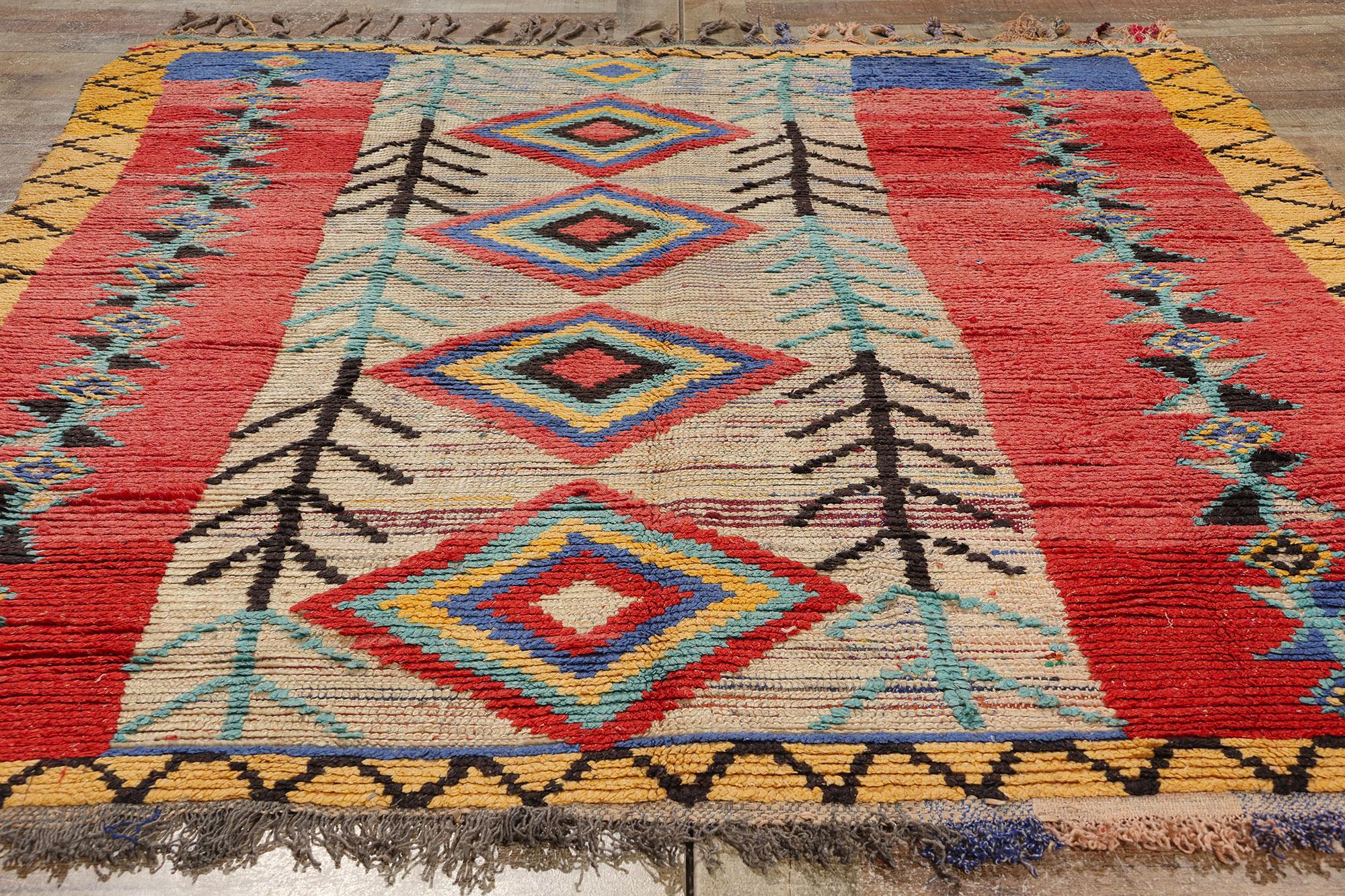 Marokkanischer Azilal-Teppich im Vintage-Stil, Global Boho Chic Meets Stammeskunst-Enchantment im Angebot 1
