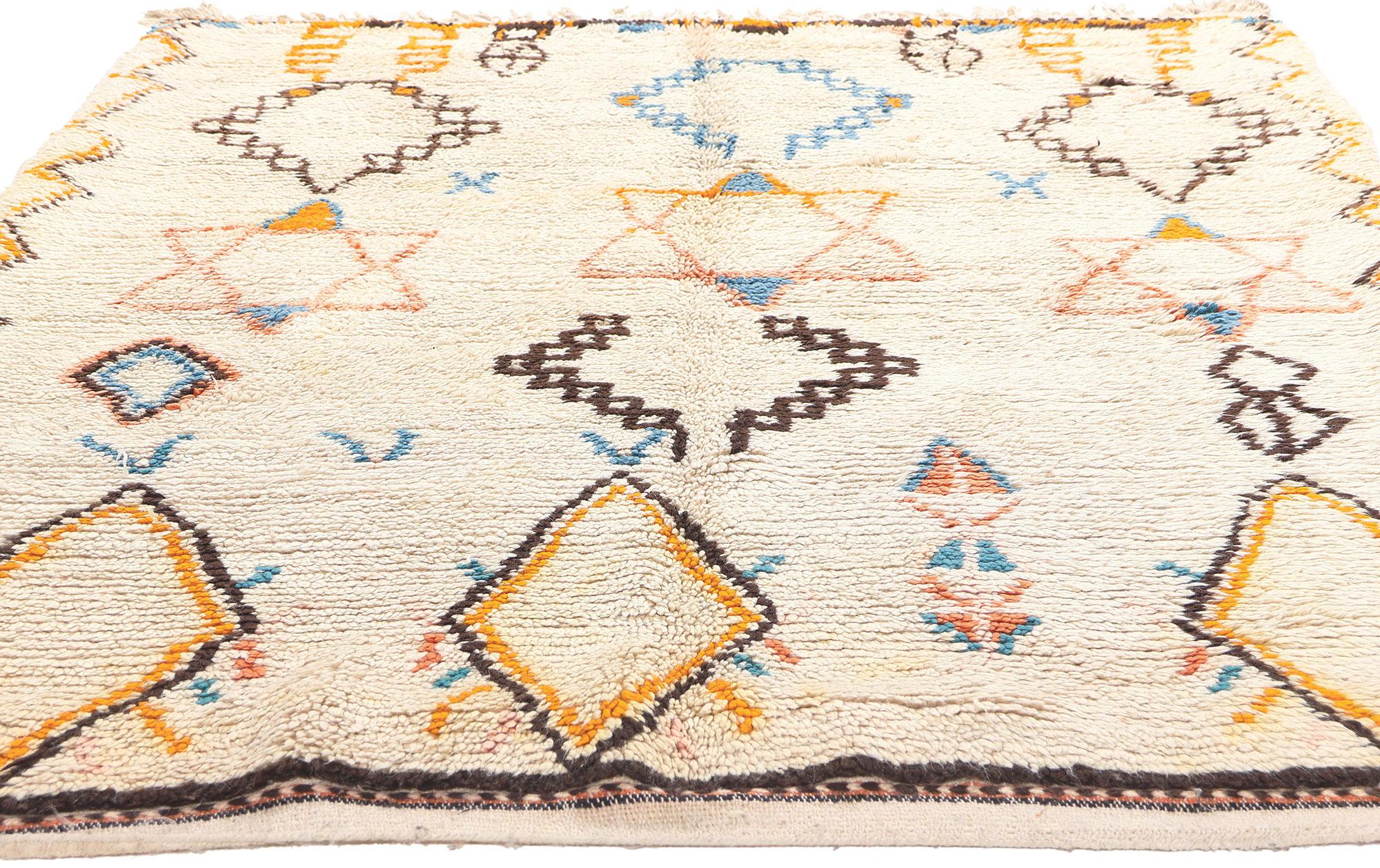 Marokkanischer Azilal-Teppich im Vintage-Stil, Judaica Enchantment Meets Cozy Hygge (Böhmisch) im Angebot