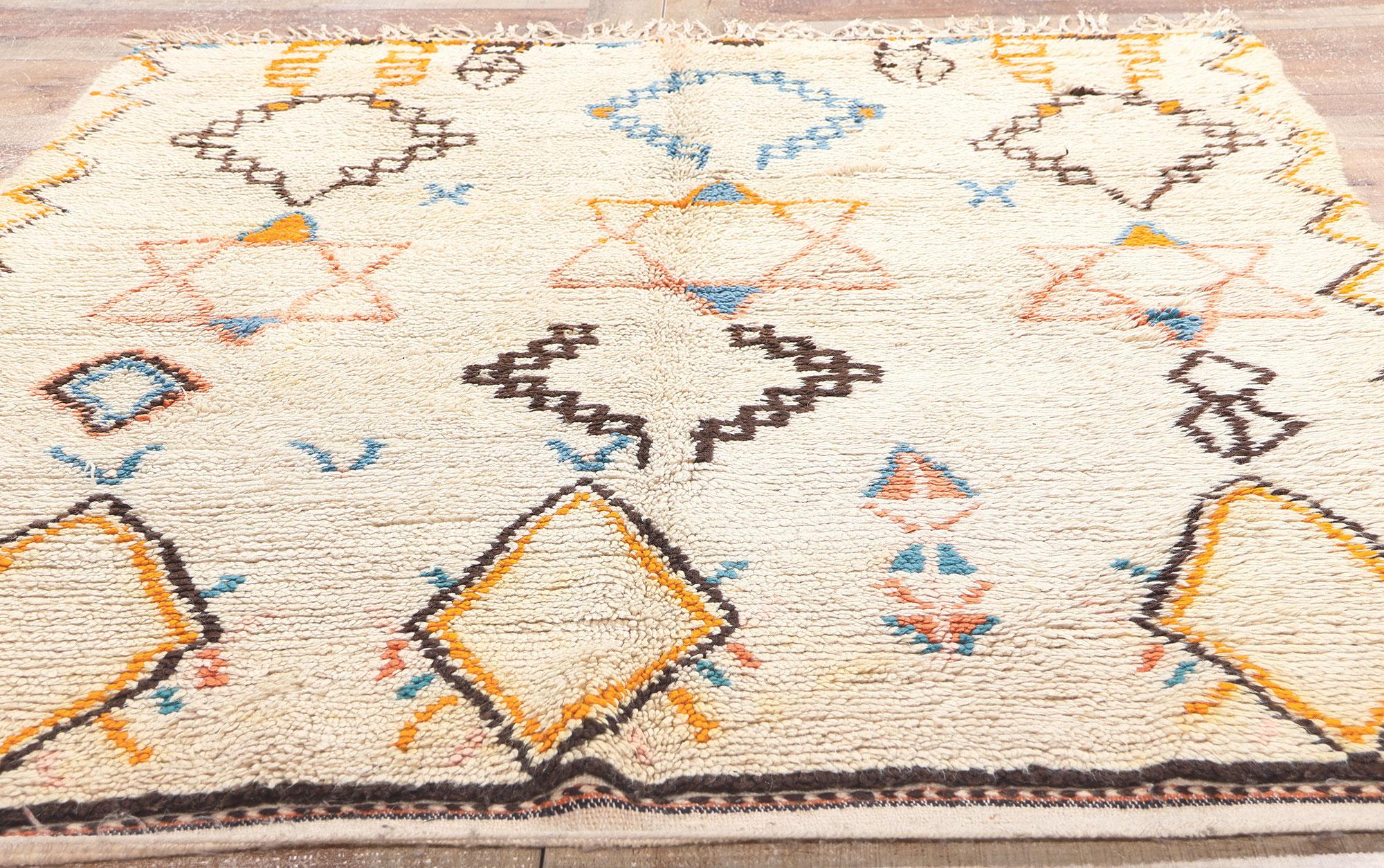 Marokkanischer Azilal-Teppich im Vintage-Stil, Judaica Enchantment Meets Cozy Hygge im Angebot 1