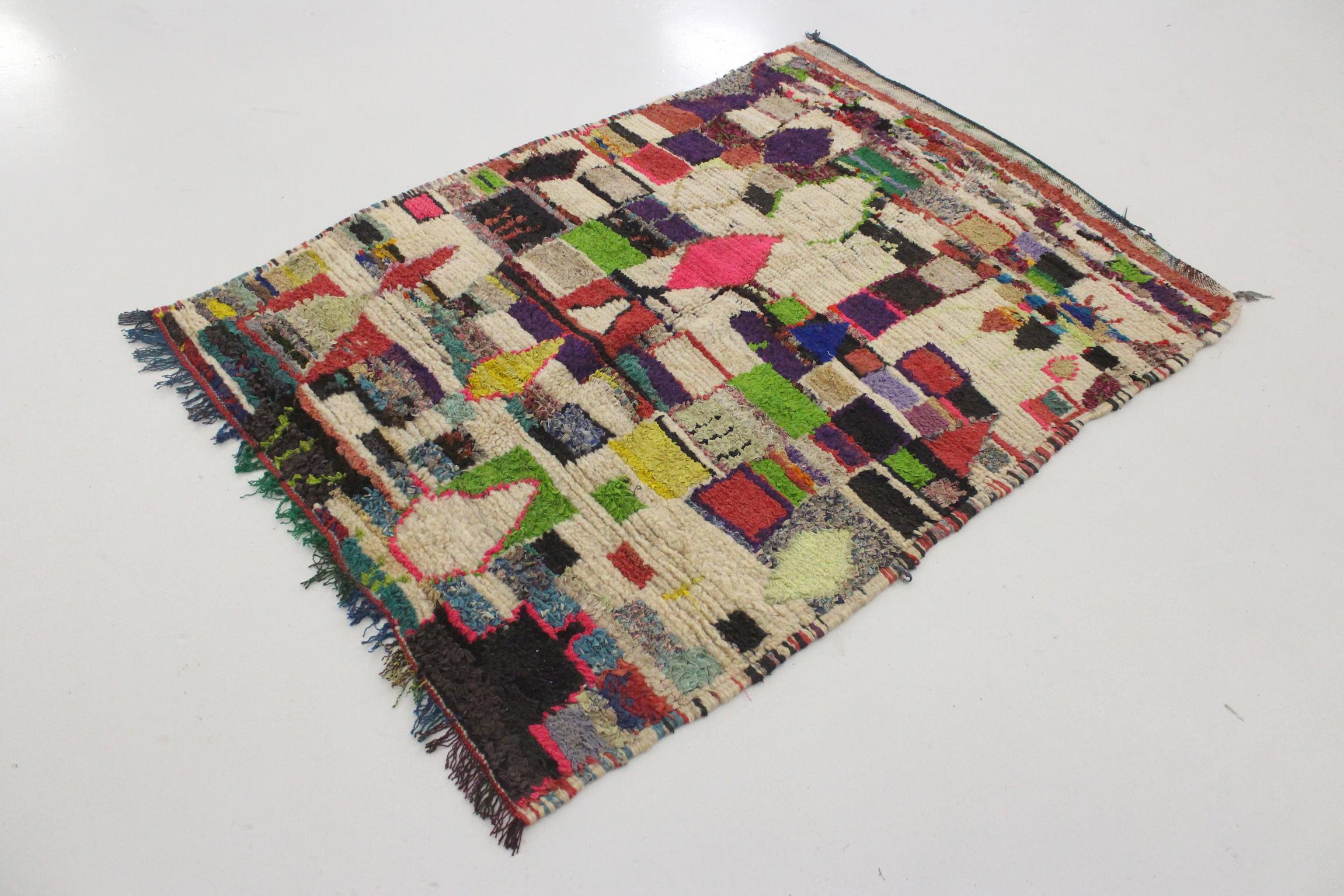 Marokkanischer Azilal-Teppich im Vintage-Stil - Multicolor - 3,5x4.9feet / 107x150cm (Handgewebt) im Angebot