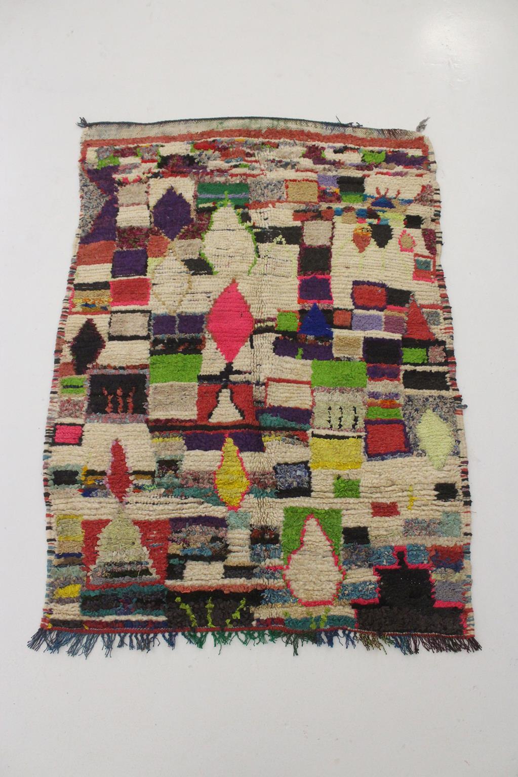 Marokkanischer Azilal-Teppich im Vintage-Stil - Multicolor - 3,5x4.9feet / 107x150cm im Zustand „Gut“ im Angebot in Marrakech, MA
