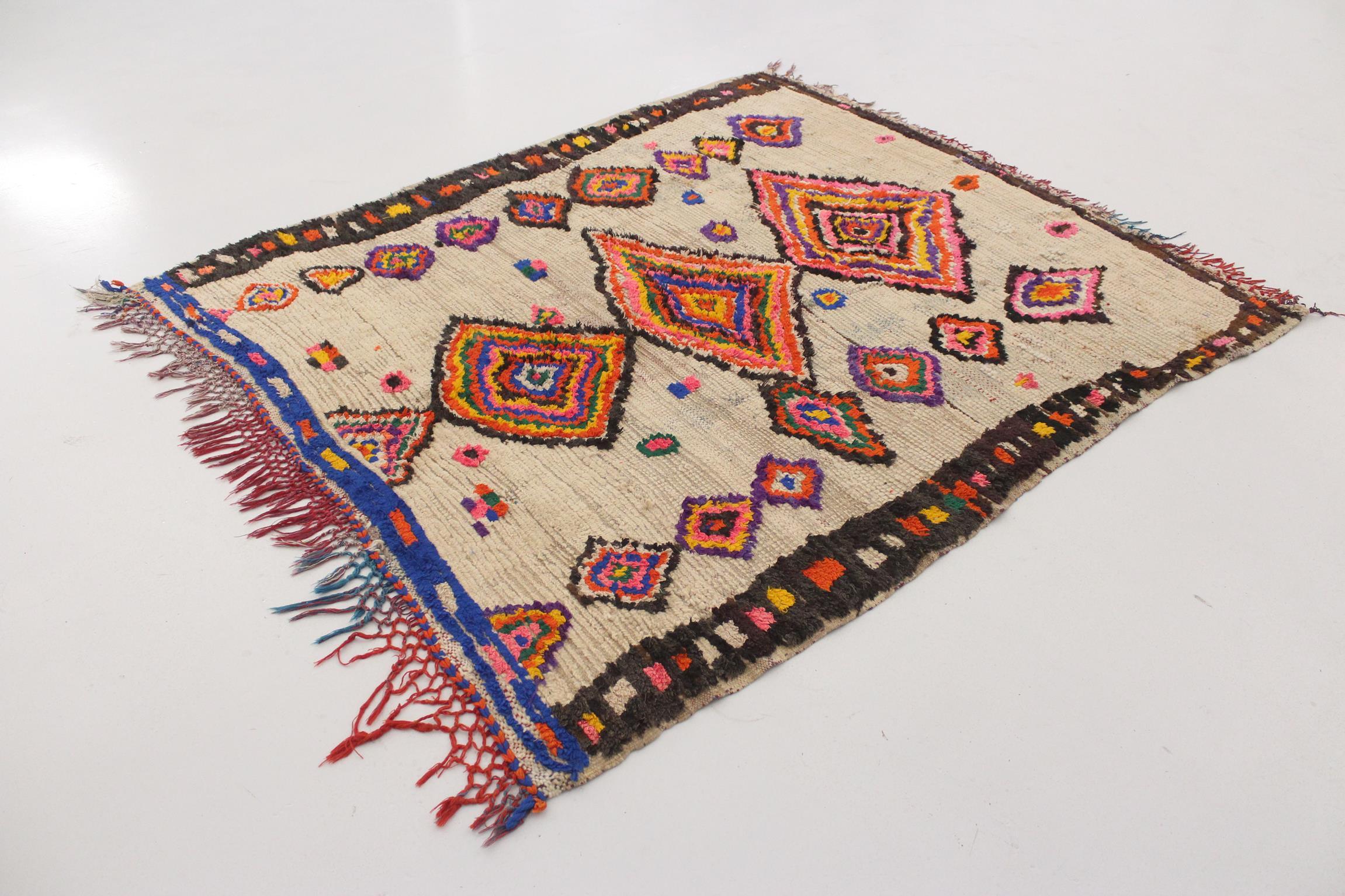 Hand-Woven Vintage Moroccan Azilal rug - Multicolor - 4.7x5.4feet / 144x164cm For Sale