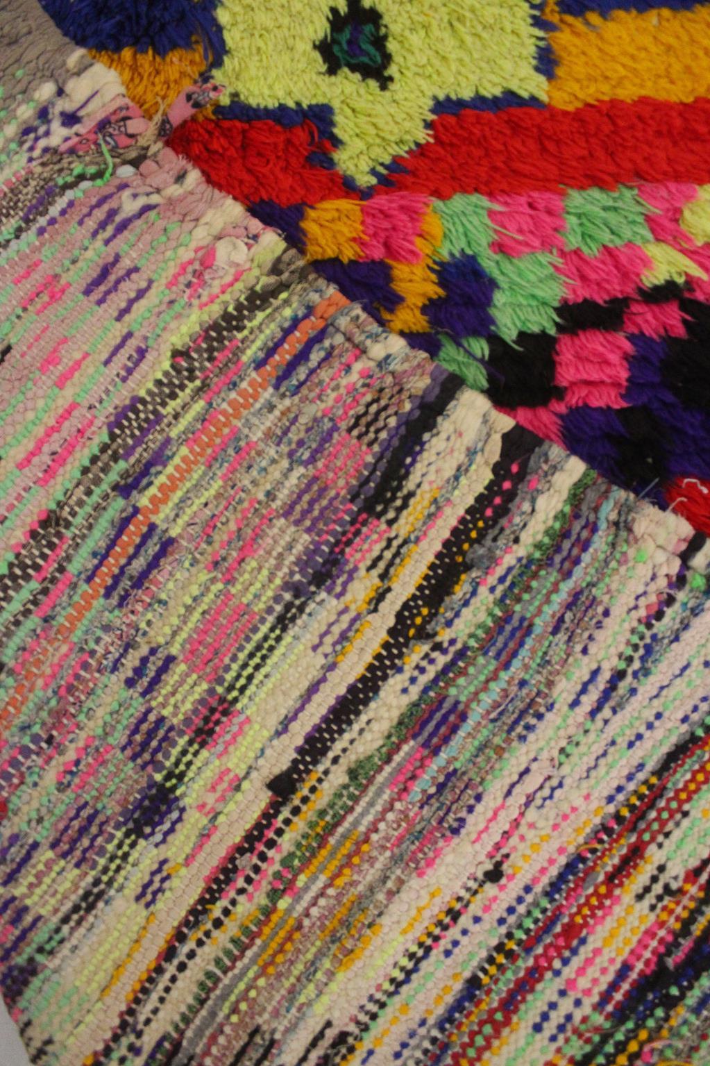Marokkanischer Azilal-Teppich im Vintage-Stil - Neonfarben - 3.1x4.6feet / 96x141cm im Angebot 4
