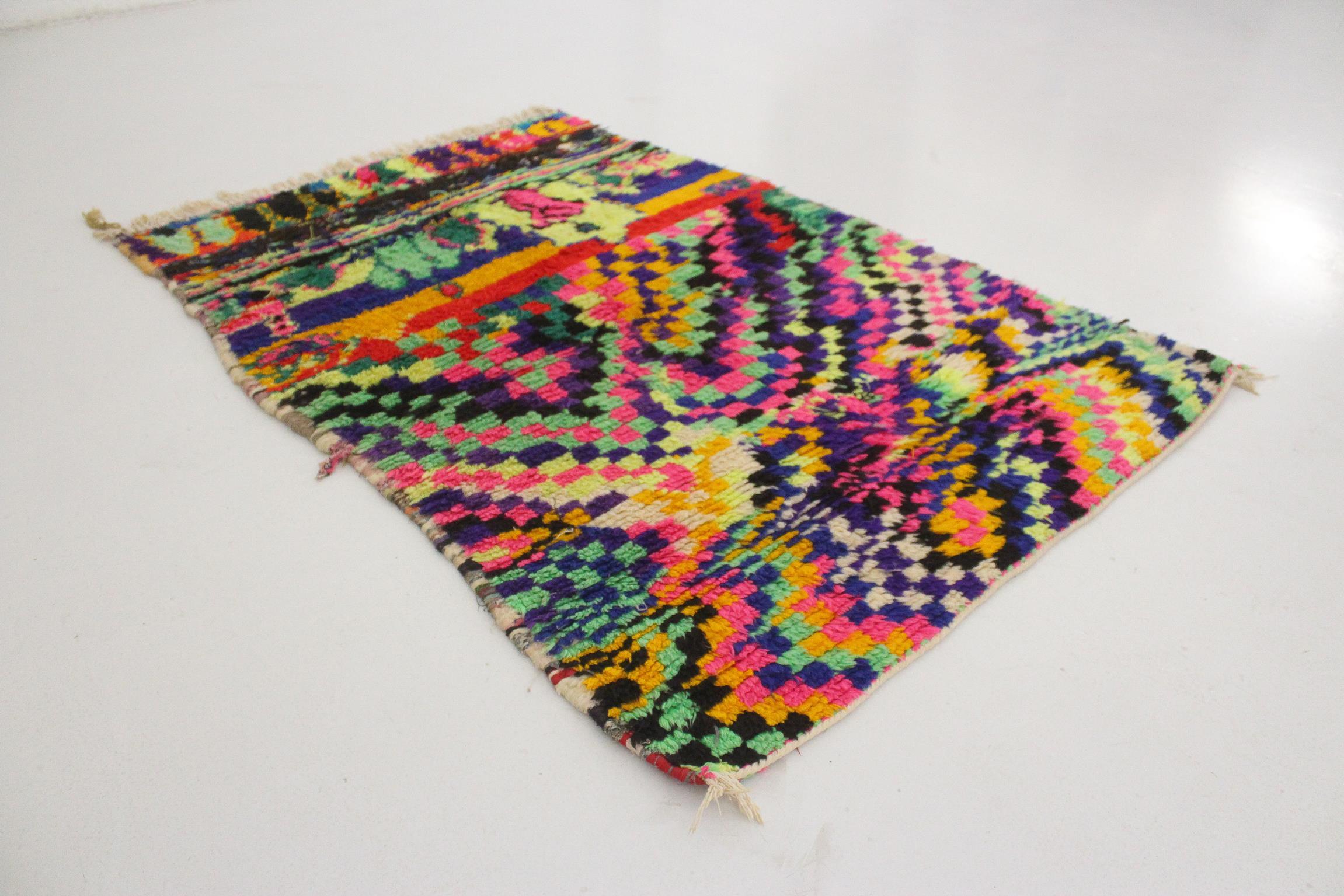 Marokkanischer Azilal-Teppich im Vintage-Stil - Neonfarben - 3.1x4.6feet / 96x141cm im Angebot 5