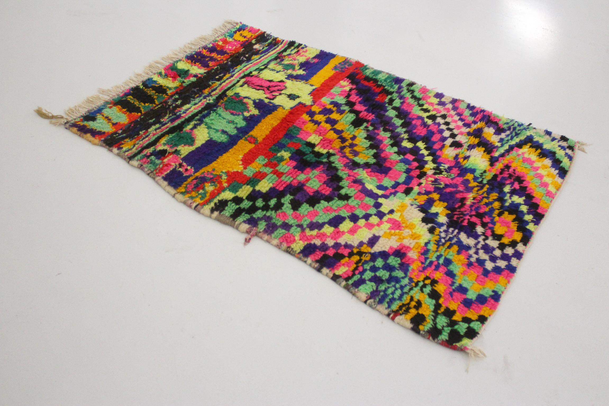 Marokkanischer Azilal-Teppich im Vintage-Stil - Neonfarben - 3.1x4.6feet / 96x141cm (Böhmisch) im Angebot