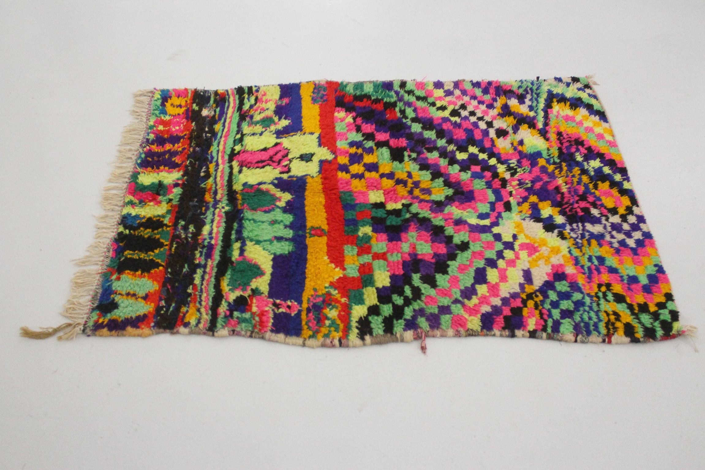 Marokkanischer Azilal-Teppich im Vintage-Stil - Neonfarben - 3.1x4.6feet / 96x141cm (Handgewebt) im Angebot