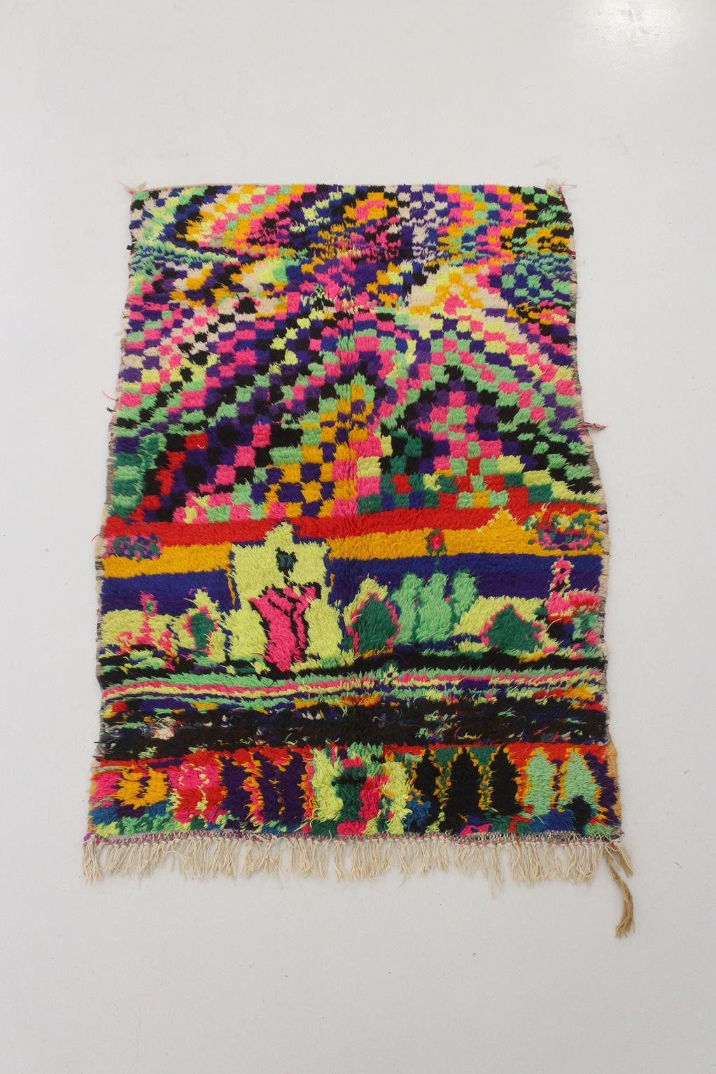 Marokkanischer Azilal-Teppich im Vintage-Stil - Neonfarben - 3.1x4.6feet / 96x141cm (20. Jahrhundert) im Angebot