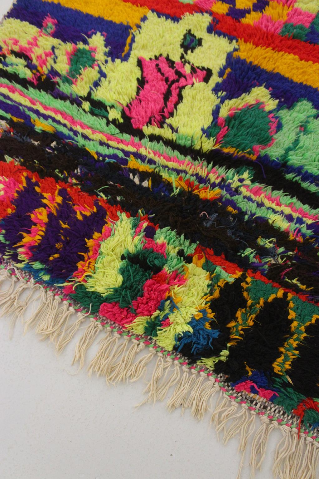 Marokkanischer Azilal-Teppich im Vintage-Stil - Neonfarben - 3.1x4.6feet / 96x141cm (Wolle) im Angebot