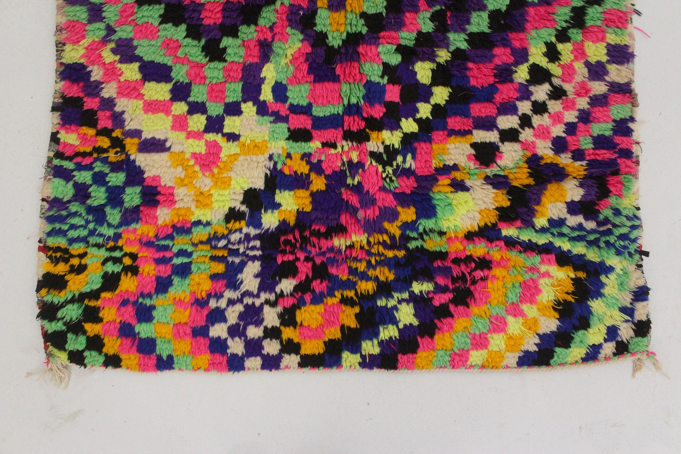 Marokkanischer Azilal-Teppich im Vintage-Stil - Neonfarben - 3.1x4.6feet / 96x141cm im Angebot 1