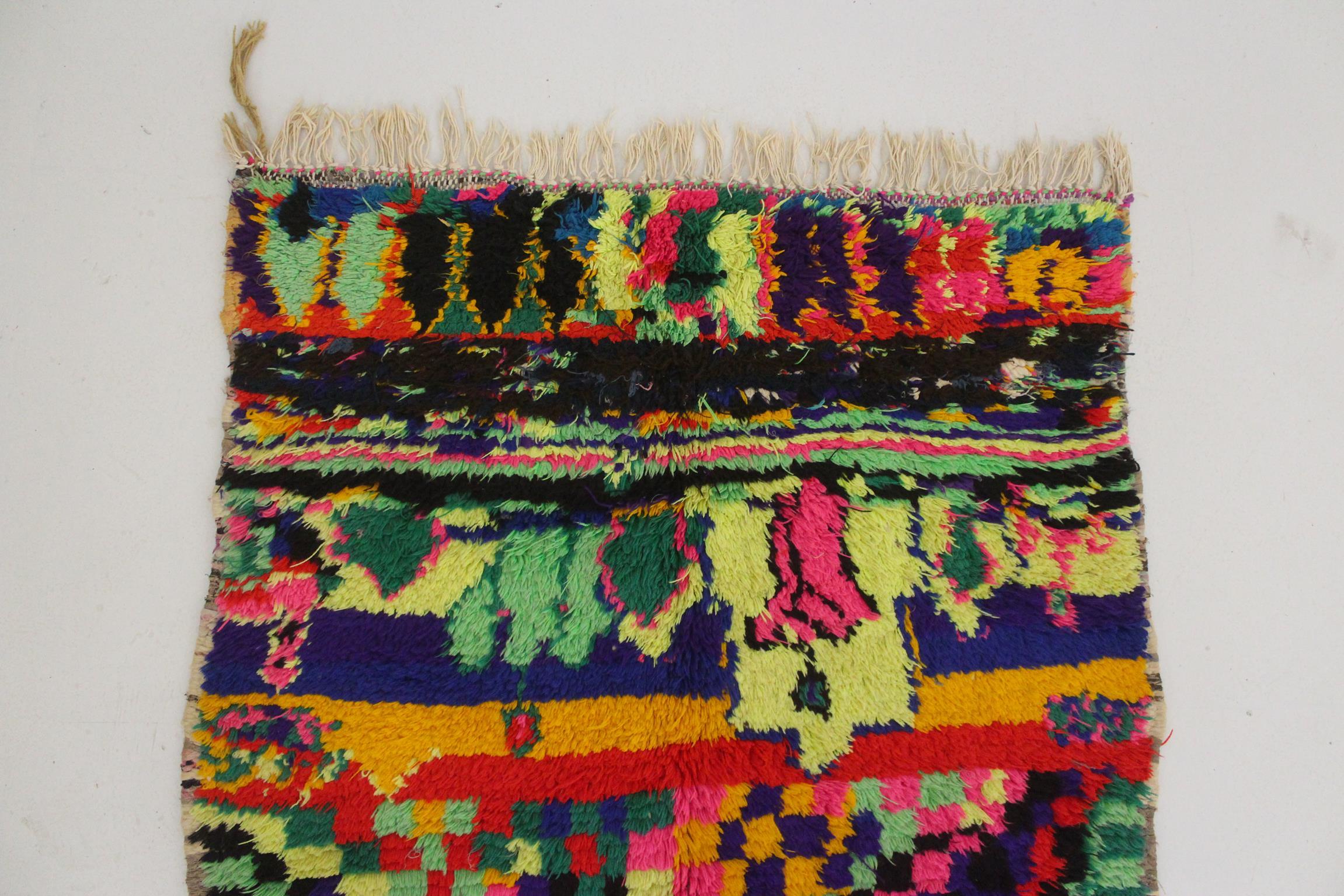 Marokkanischer Azilal-Teppich im Vintage-Stil - Neonfarben - 3.1x4.6feet / 96x141cm im Angebot 2
