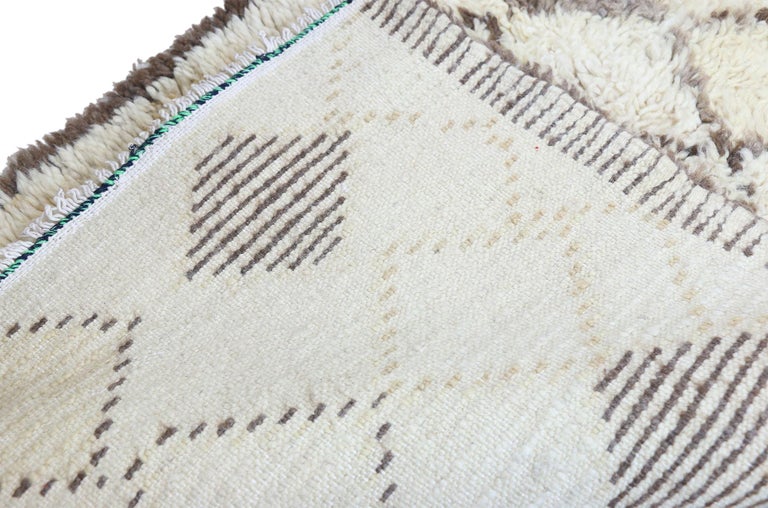 Vintage Moroccan Azilal Rug, Neutral Berber Moroccan Rug with Neutral Colors For Sale at 1stdibs