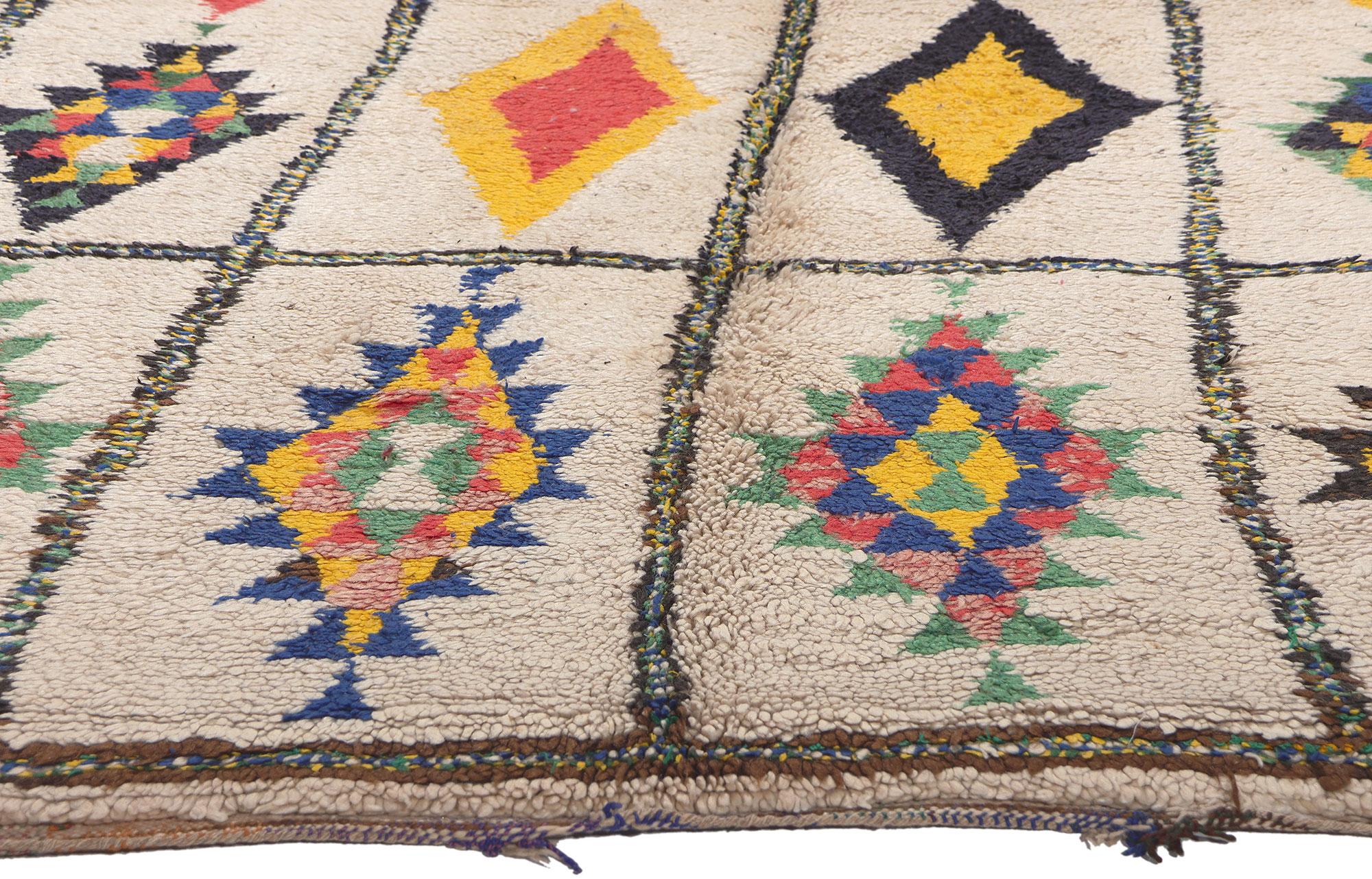 Marocain Tapis Azilal marocain vintage, allure bohème rencontre l'enchantement nomade en vente