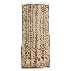 Marokkanischer Azilal-Teppich im Vintage-Stil, nomadischer Charme trifft auf erdige Eleganz