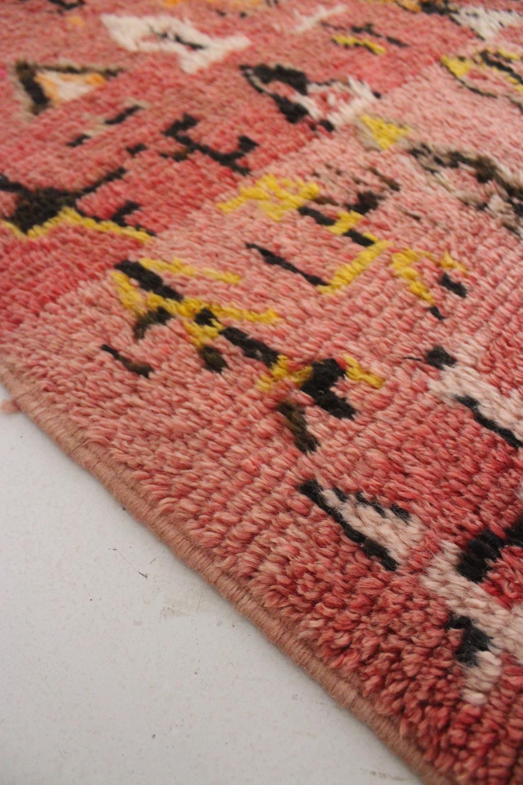 Vintage Moroccan Azilal rug - Pink and yellow - 3.7x7.7feet / 114x236cm For Sale 4