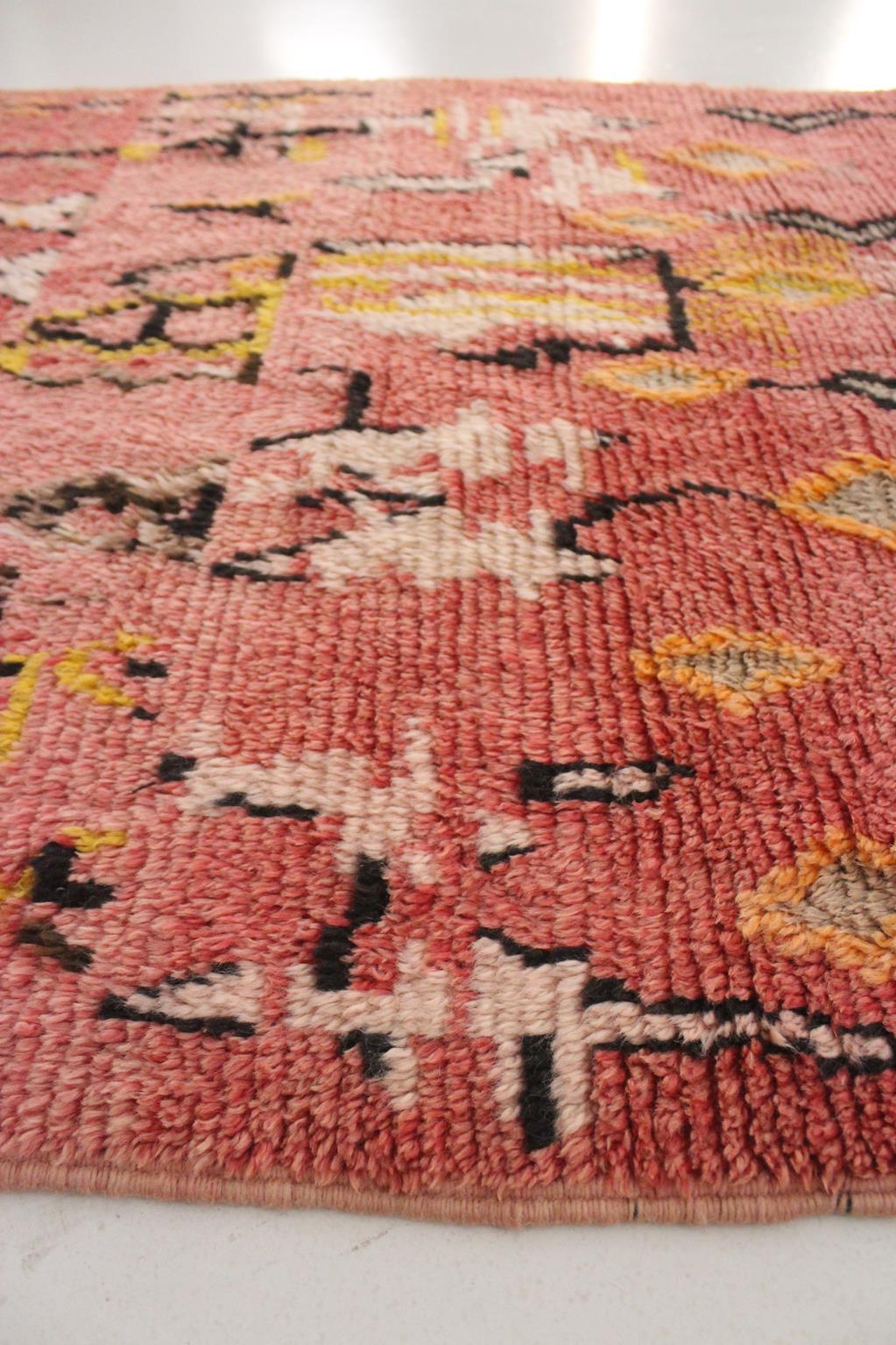 Vintage marokkanischen Azilal Teppich - Rosa und gelb - 3.7x7.7feet / 114x236cm im Angebot 4