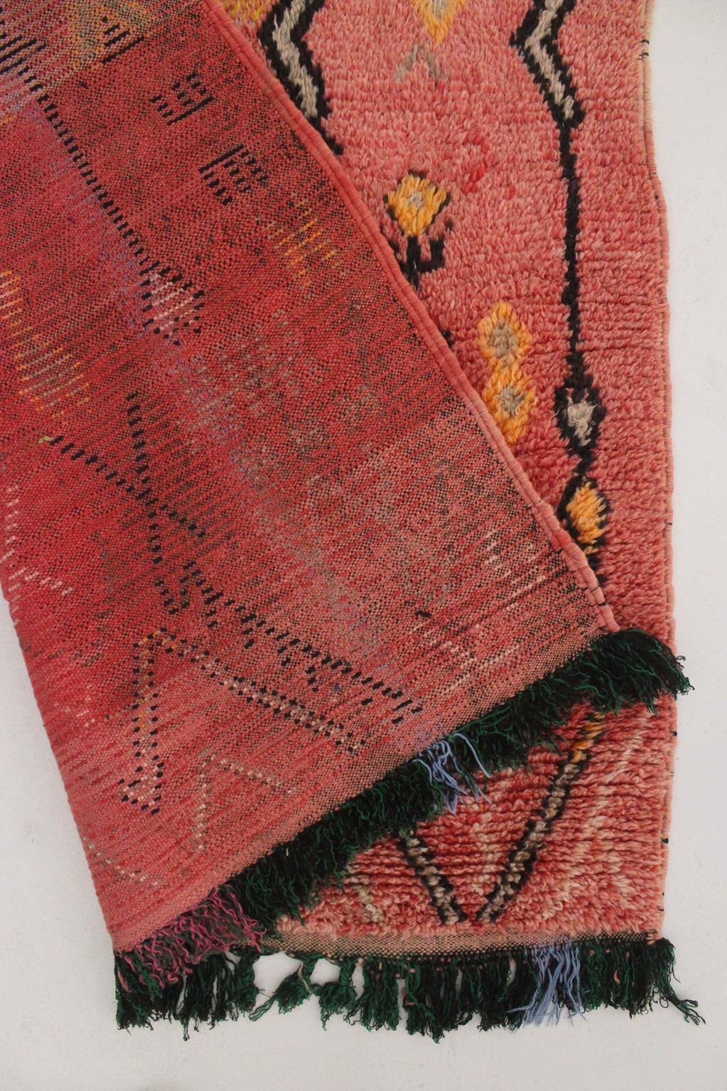 Vintage marokkanischen Azilal Teppich - Rosa und gelb - 3.7x7.7feet / 114x236cm im Angebot 5