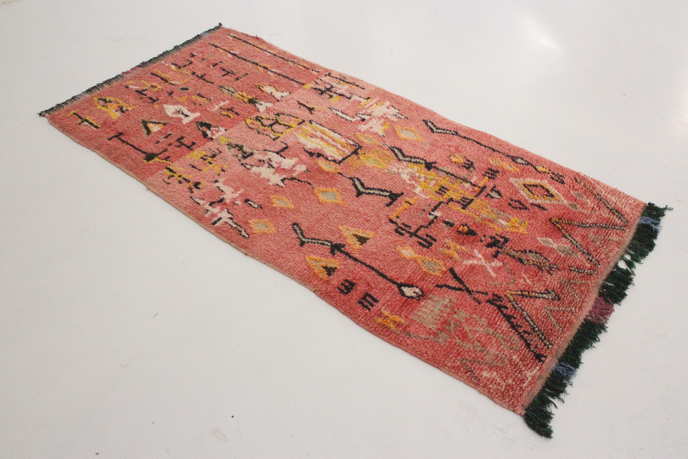 Vintage marokkanischen Azilal Teppich - Rosa und gelb - 3.7x7.7feet / 114x236cm (Stammeskunst) im Angebot