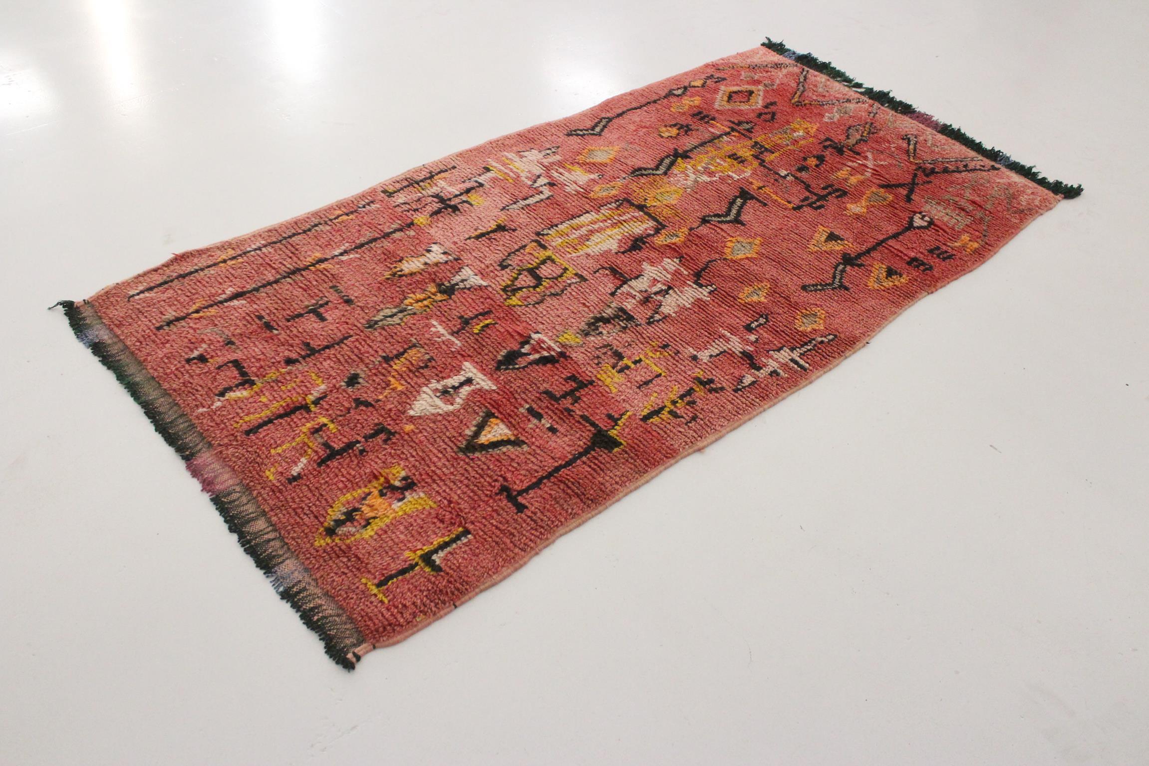 Vintage marokkanischen Azilal Teppich - Rosa und gelb - 3.7x7.7feet / 114x236cm (Handgewebt) im Angebot