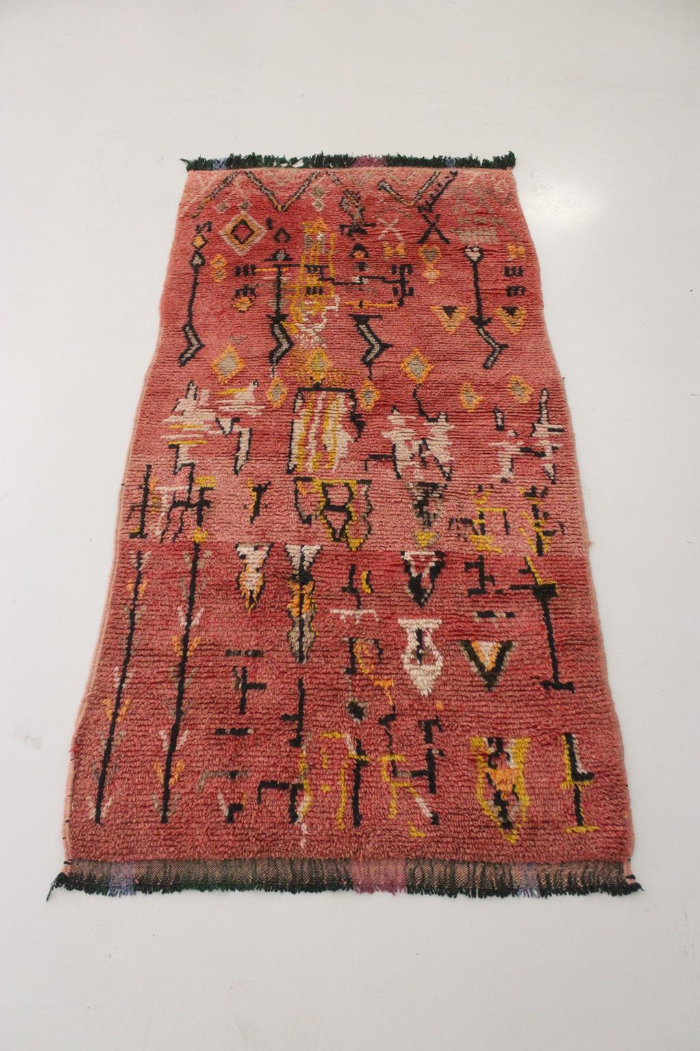 Vintage marokkanischen Azilal Teppich - Rosa und gelb - 3.7x7.7feet / 114x236cm im Zustand „Gut“ im Angebot in Marrakech, MA