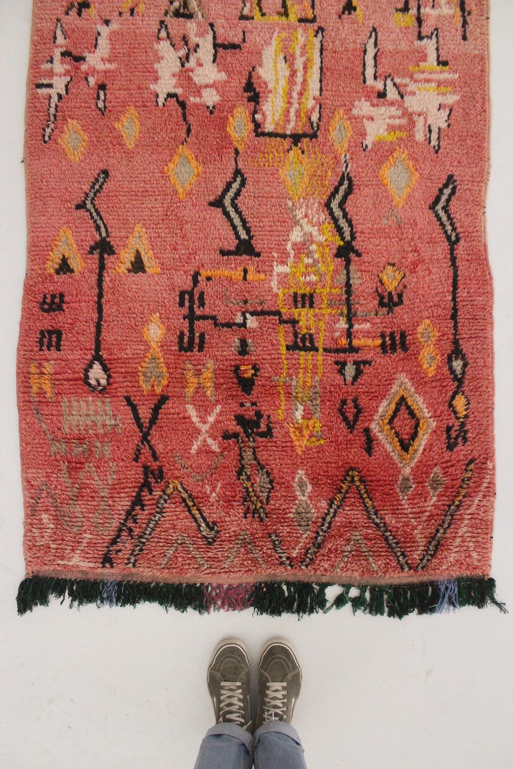 Vintage marokkanischen Azilal Teppich - Rosa und gelb - 3.7x7.7feet / 114x236cm (Wolle) im Angebot