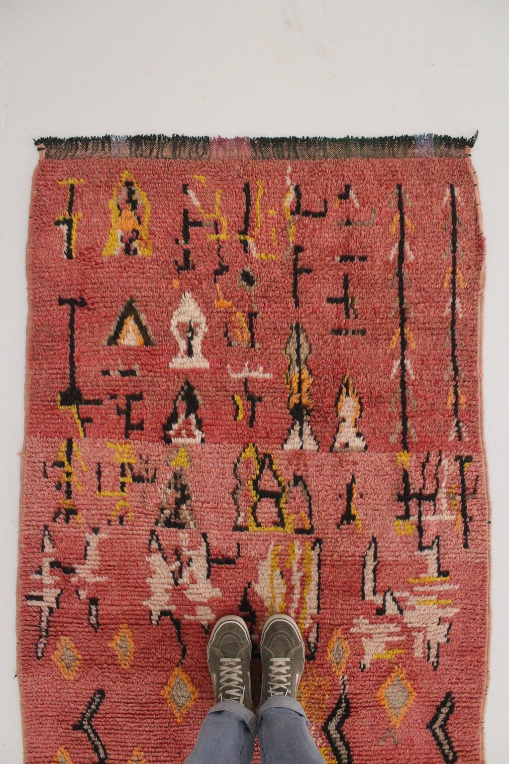 Vintage marokkanischen Azilal Teppich - Rosa und gelb - 3.7x7.7feet / 114x236cm im Angebot 1