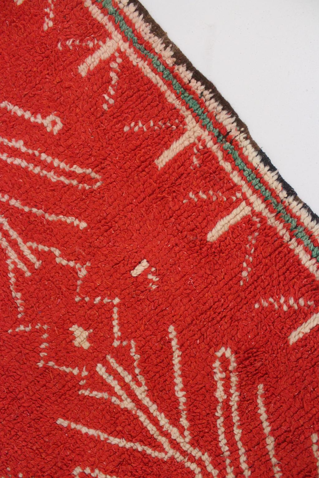 Marokkanischer Azilal-Teppich im Vintage-Stil - Rot - 4.8x10.7feet / 148x328cm im Angebot 4